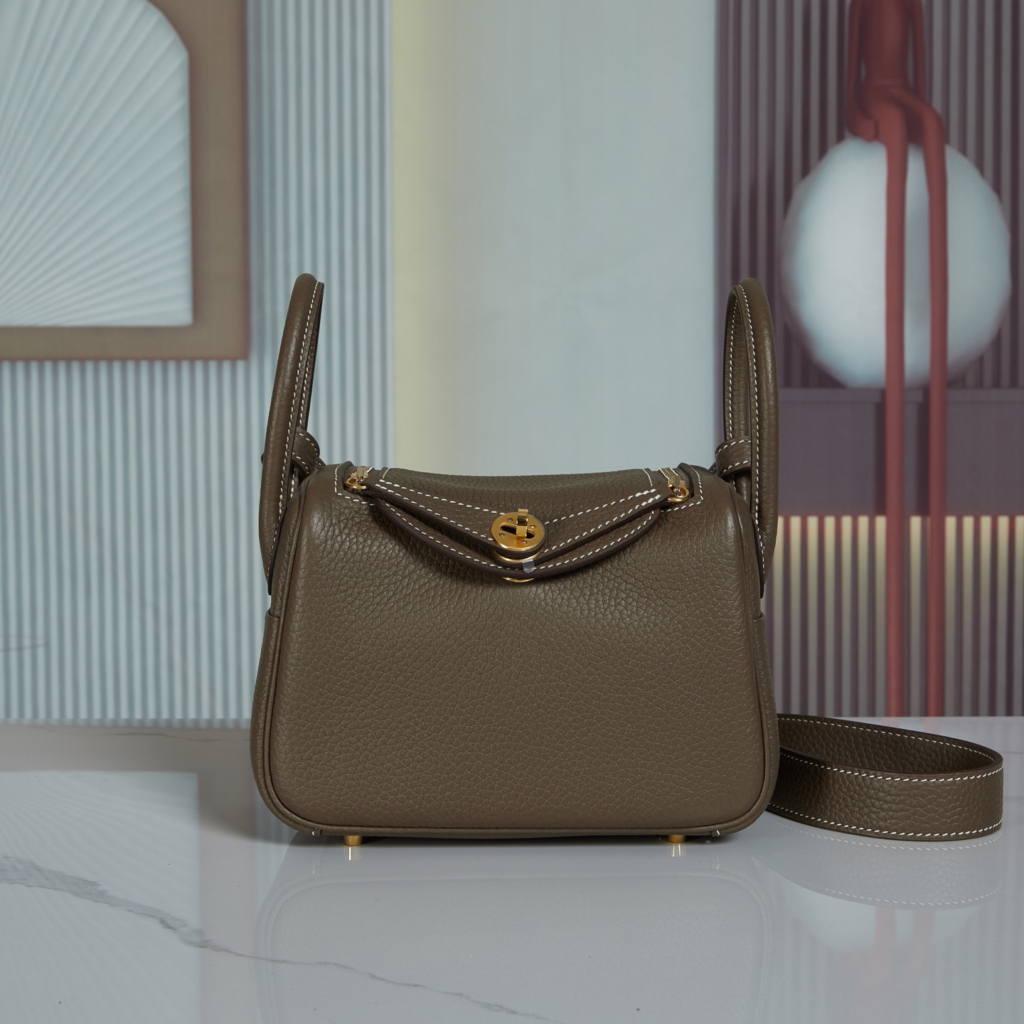 NO:698883,LindyMini19 elephant gray gold buckle in stock, hand-made with imported wax thread!  With Italian original edge oil Tc cowhide, hand-made copper nails, hand-engraved font, the best in the market,,cowhide,Hermes,19860909现货LindyMini19大象灰金扣, 对版手工进口腊线缝制！配意大利原厂边油 Tc牛皮, 手打铜钉 手工刻字字体 市场绝绝子,,cowhide,Hermes,,Bag