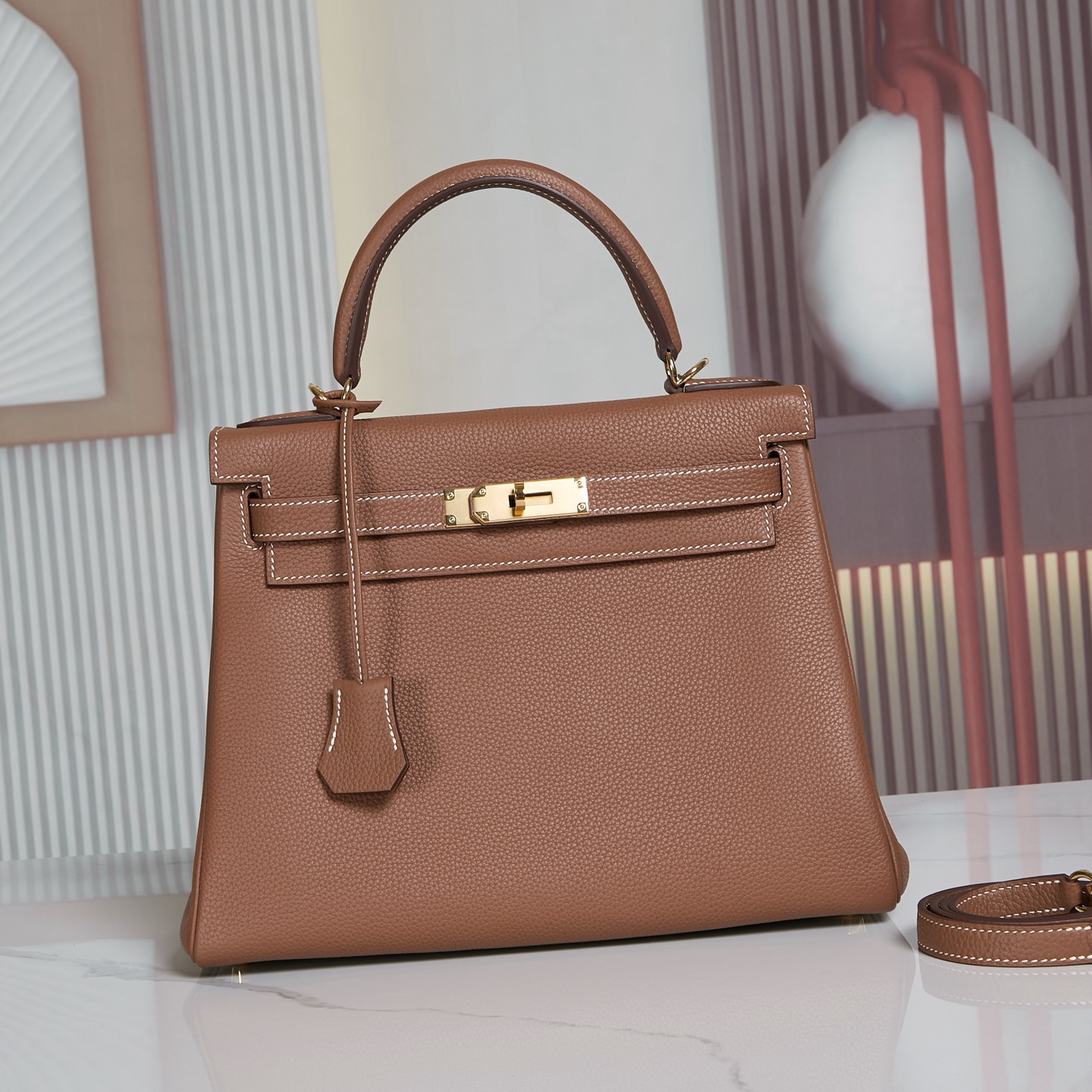 NO:698900,In stock Kelly inseam 28 gold brown gold buckle, Togo leather, hand-stitched imported wax thread, all-steel hardware, hand-made copper nails, hand-engraved font, imported original edge oil, all details are suitable for cabinet boards, Hermes, Hermes,19860909现货Kelly内缝28金棕色金扣 togo皮 手缝进口腊线 全钢五金 手打铜钉.手刻字体 进口原厂边油 所有细节对柜板,爱马仕,hermes,Hermes,,Bag