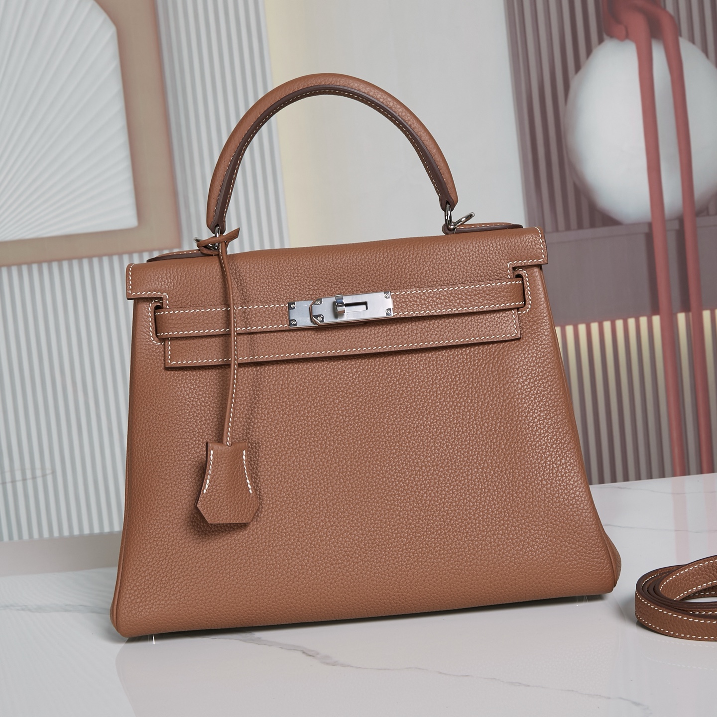 NO:698904,In stock Kelly inseam 28 gold brown silver buckle, Togo leather, hand-stitched imported wax thread, all-steel hardware, hand-made copper nails, hand-engraved font, imported original edge oil, all details are suitable for cabinet boards, Hermes, Hermes,19860909现货Kelly内缝28金棕色银扣 togo皮 手缝进口腊线 全钢五金 手打铜钉.手刻字体 进口原厂边油 所有细节对柜板,爱马仕,hermes,Hermes,,Bag