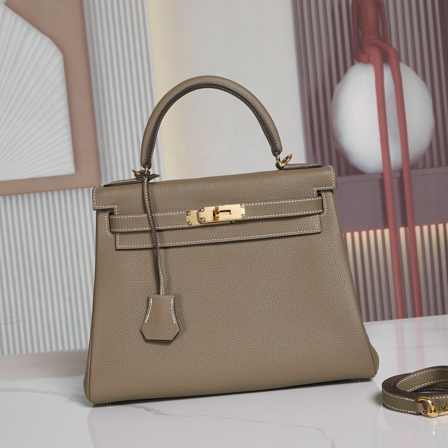 NO:698907,Ready stock Kelly inseam 28 elephant gray gold buckles, Togo leather, hand-stitched imported wax thread, all-steel hardware, hand-made copper nails, hand-engraved fonts, imported original edge oil, all details suitable for cabinet boards, Hermes, Hermes,19860909现货Kelly内缝28大象灰金扣 togo皮 手缝进口腊线 全钢五金 手打铜钉.手刻字体 进口原厂边油 所有细节对柜板,爱马仕,hermes,Hermes,,Bag