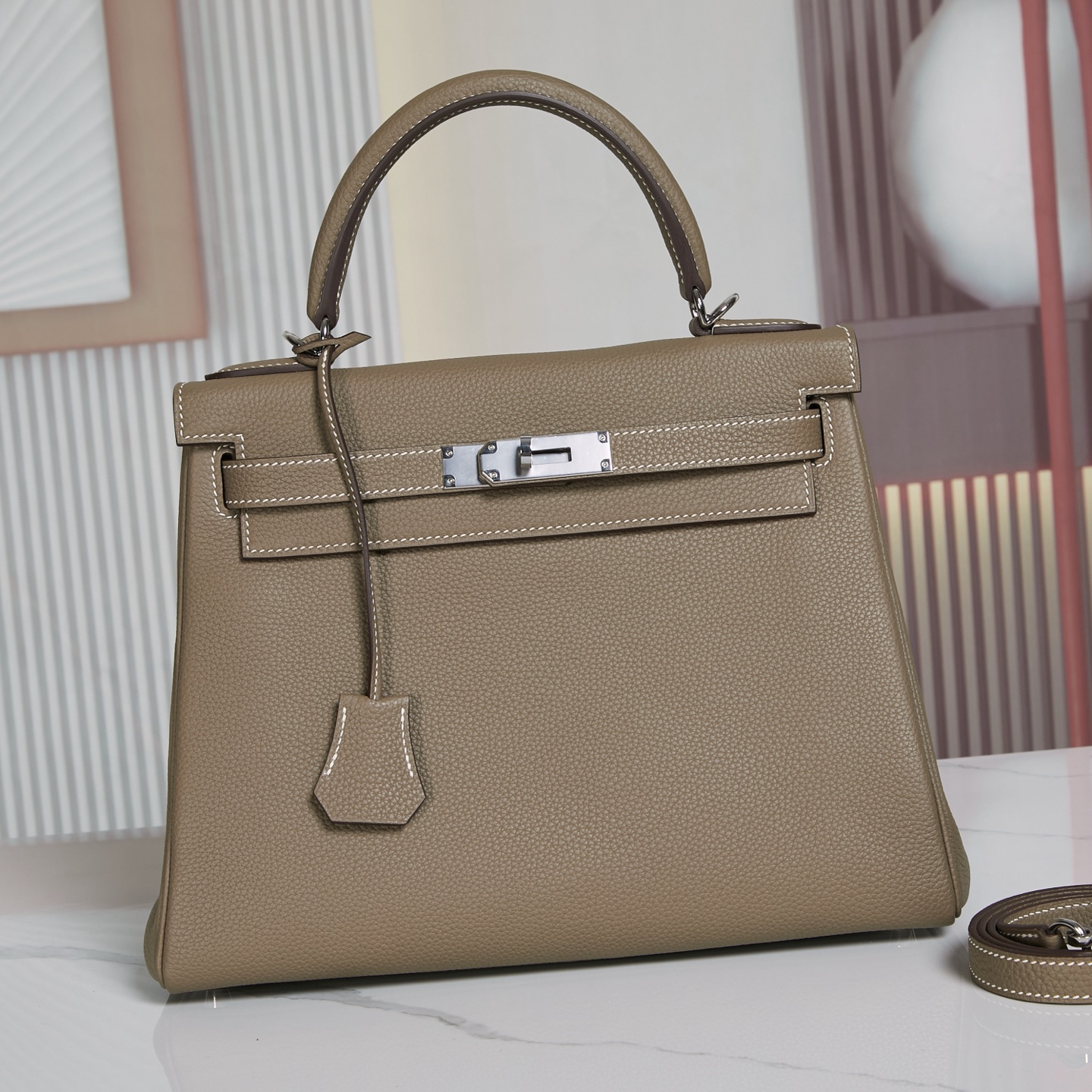 NO:698910,In stock Kelly inseam 28 elephant gray silver buckle Togo leather, hand-stitched imported wax thread, all-steel hardware, hand-made copper nails, hand-engraved fonts, imported original edge oil, all details suitable for cabinet boards, Hermes, Hermes,19860909现货Kelly内缝28大象灰银扣 togo皮 手缝进口腊线 全钢五金 手打铜钉.手刻字体 进口原厂边油 所有细节对柜板,爱马仕,hermes,Hermes,,Bag