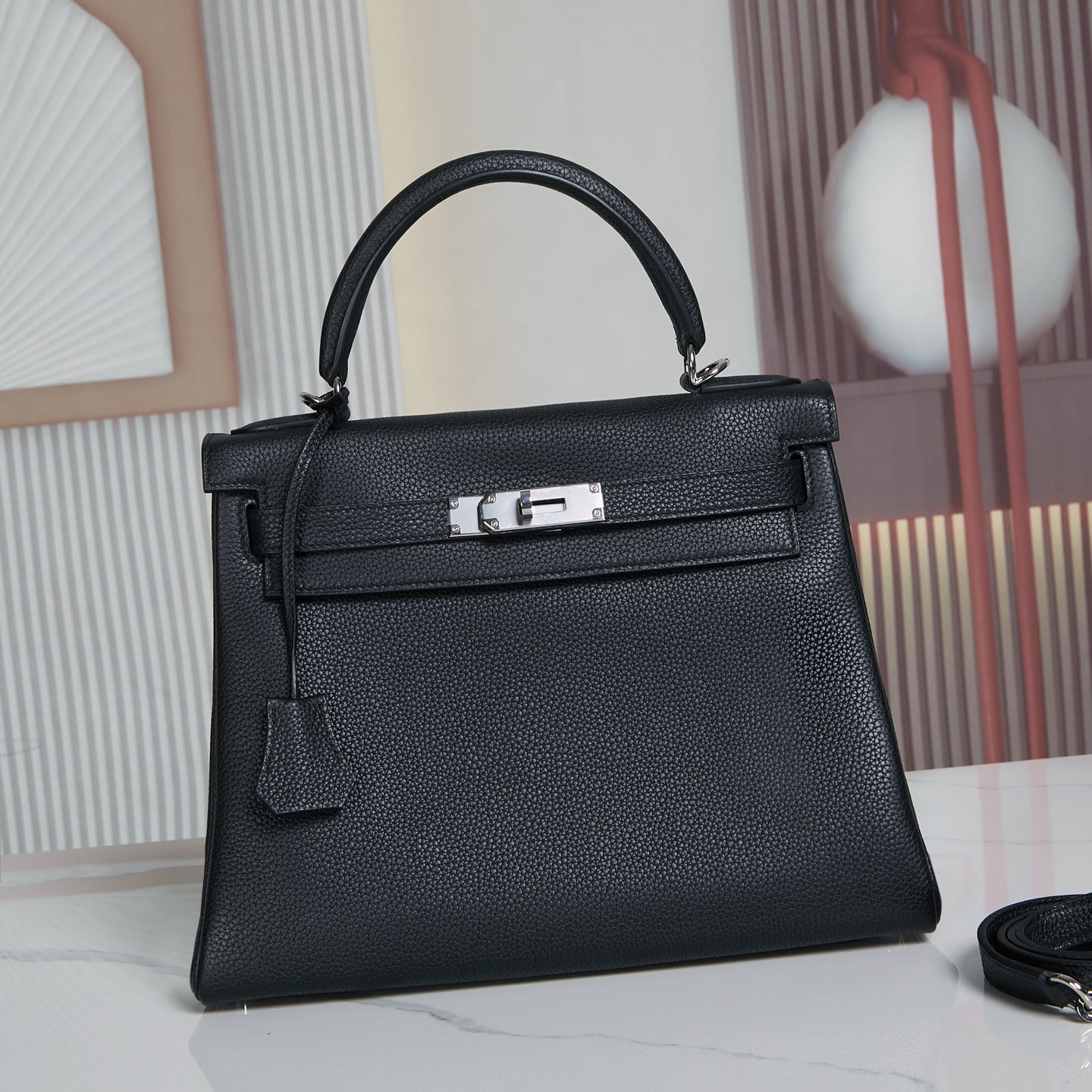 NO:698913,Ready stock Kelly inseam 28 black silver buckle Togo leather, hand-stitched imported wax thread, all-steel hardware, hand-made copper nails, hand-engraved font, imported original edge oil, all details are suitable for cabinet boards, Hermes, Hermes,19860909现货Kelly内缝28黑色银扣 togo皮 手缝进口腊线 全钢五金 手打铜钉.手刻字体 进口原厂边油 所有细节对柜板,爱马仕,hermes,Hermes,,Bag