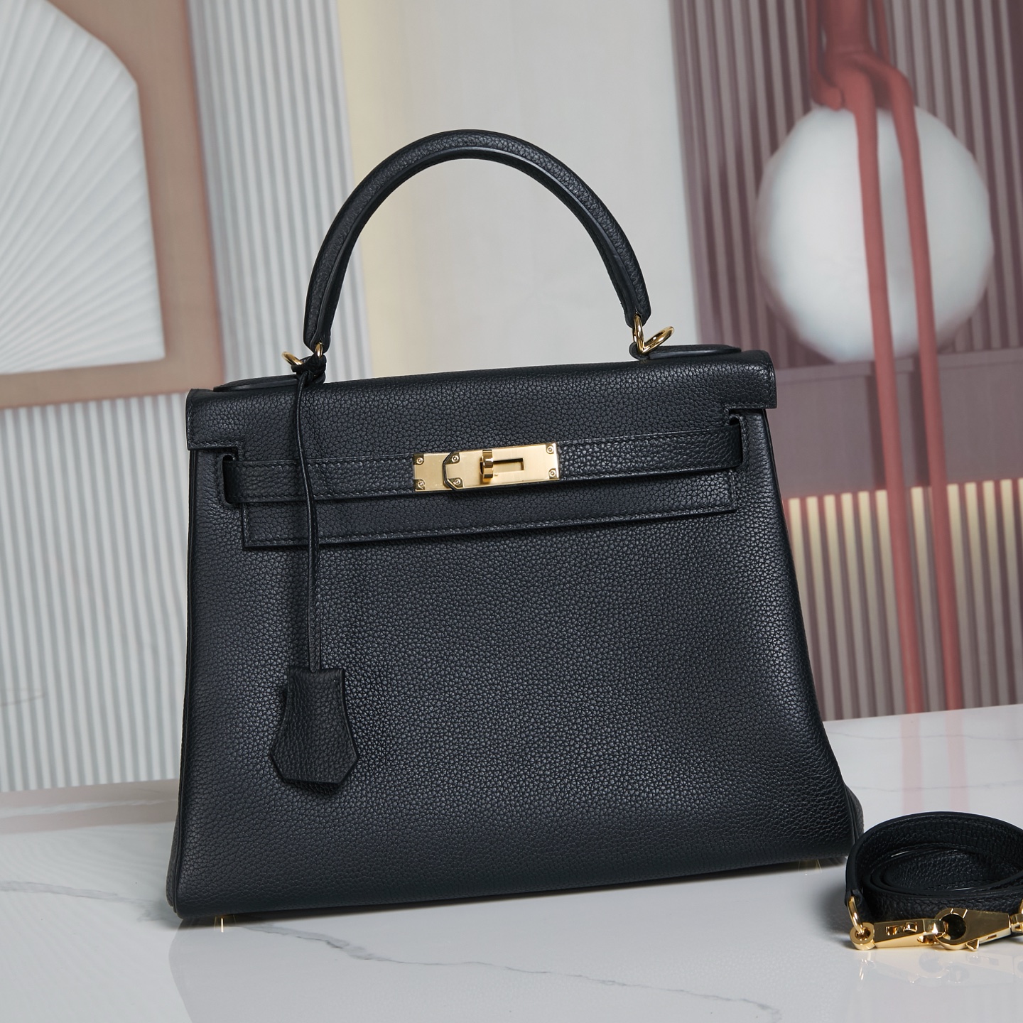 NO:698916,Ready stock Kelly inseam 28 black gold buckles, Togo leather, hand-stitched imported wax thread, all-steel hardware, hand-made copper nails, hand-engraved fonts, imported original edge oil, all details suitable for cabinet boards, Hermes, Hermes,19860909现货Kelly内缝28黑色金扣 togo皮 手缝进口腊线 全钢五金 手打铜钉.手刻字体 进口原厂边油 所有细节对柜板,爱马仕,hermes,Hermes,,Bag