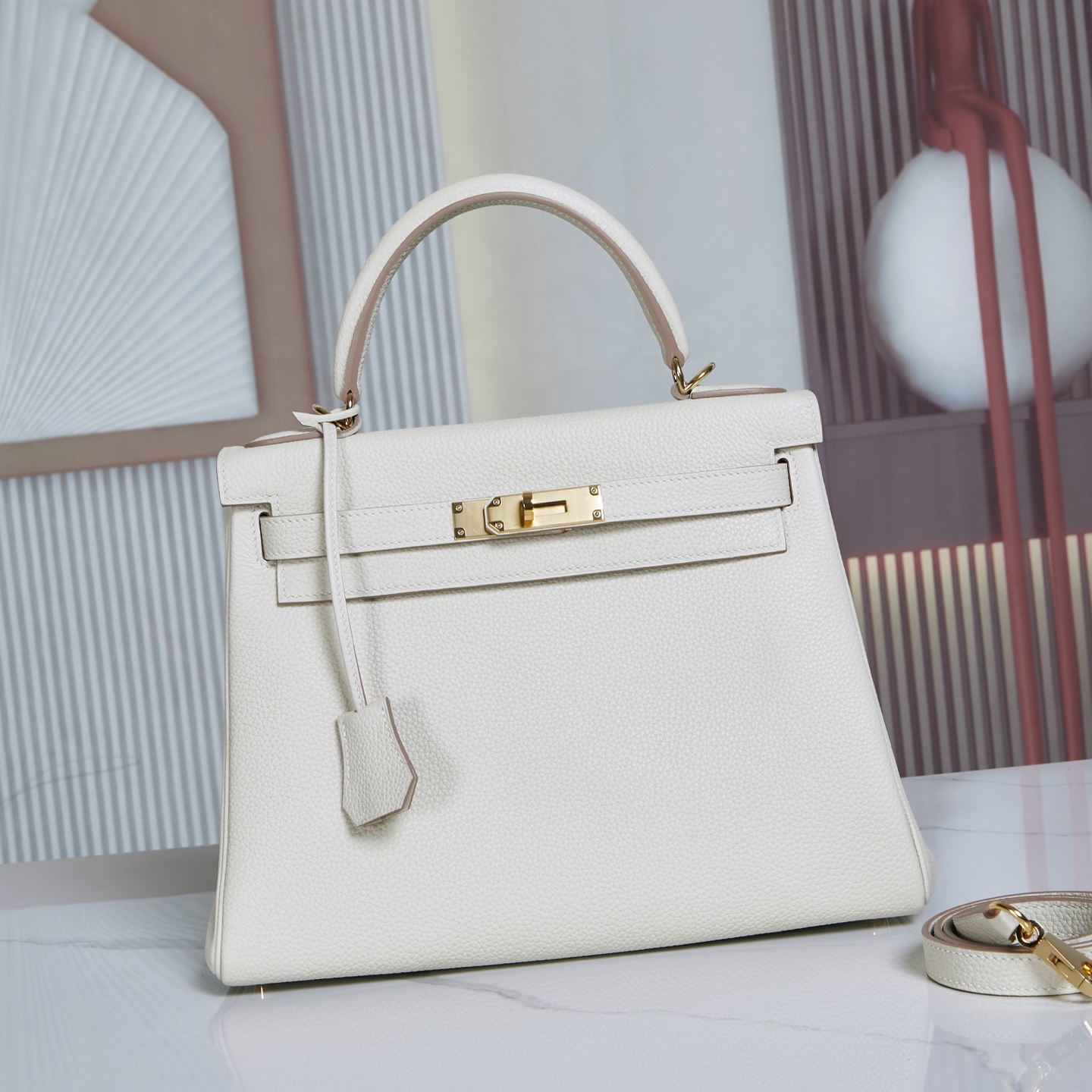 NO:698917,Ready stock Kelly inseam 28 milkshake platinum buckle Togo leather, hand-sewn imported wax thread, all-steel hardware, hand-made copper nails, hand-engraved fonts, imported original edge oil, all details are suitable for cabinet boards, Hermes, Hermes,19860909现货Kelly内缝28奶昔白金扣 togo皮 手缝进口腊线 全钢五金 手打铜钉.手刻字体 进口原厂边油 所有细节对柜板,爱马仕,hermes,Hermes,,Bag