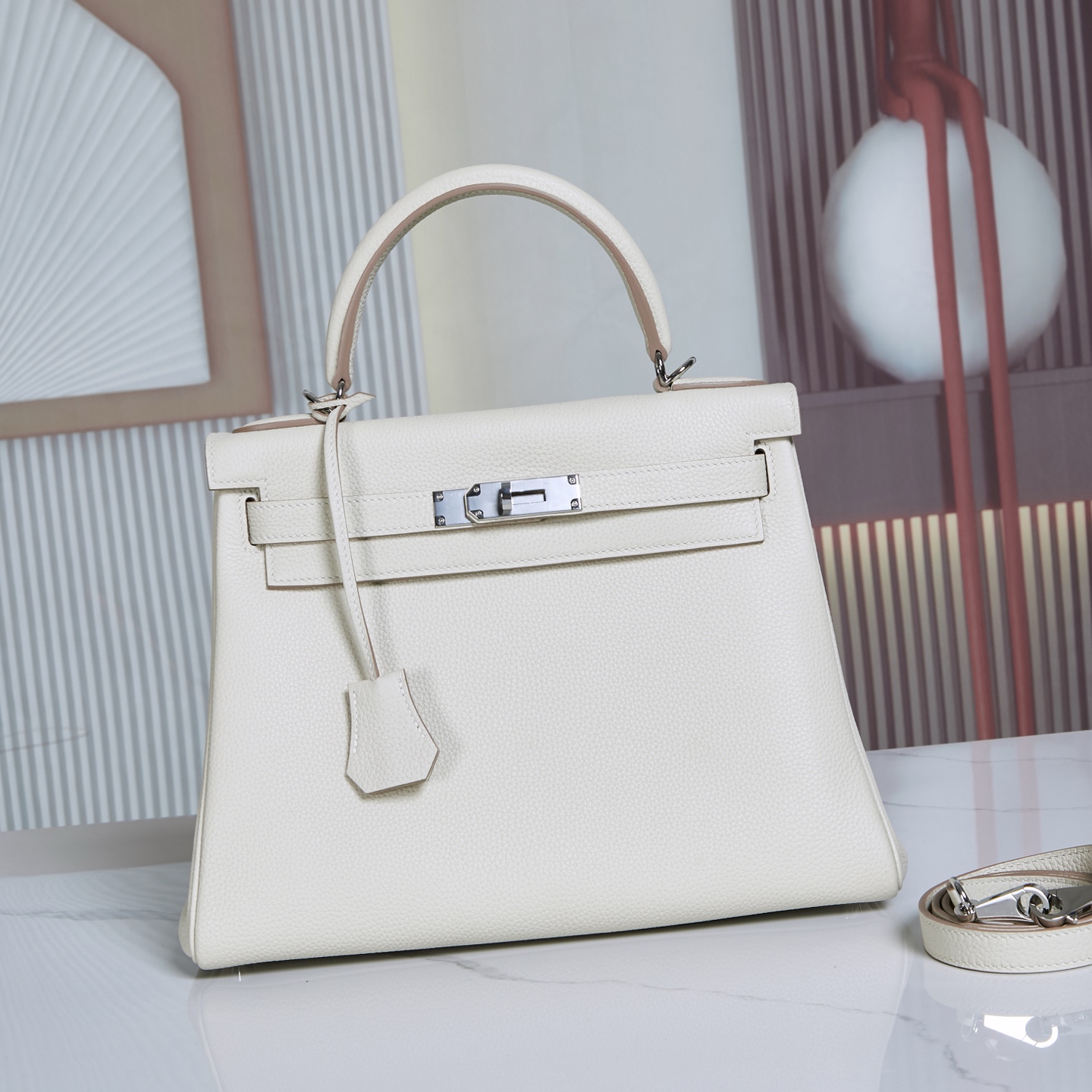 NO:698920,Ready stock Kelly inseam 28 milkshake silver buckle Togo leather, hand-stitched imported wax thread, all-steel hardware, hand-made copper nails, hand-engraved fonts, imported original edge oil, all details are suitable for cabinet boards, Hermes, Hermes,19860909现货Kelly内缝28奶昔白银扣 togo皮 手缝进口腊线 全钢五金 手打铜钉.手刻字体 进口原厂边油 所有细节对柜板,爱马仕,hermes,Hermes,,Bag