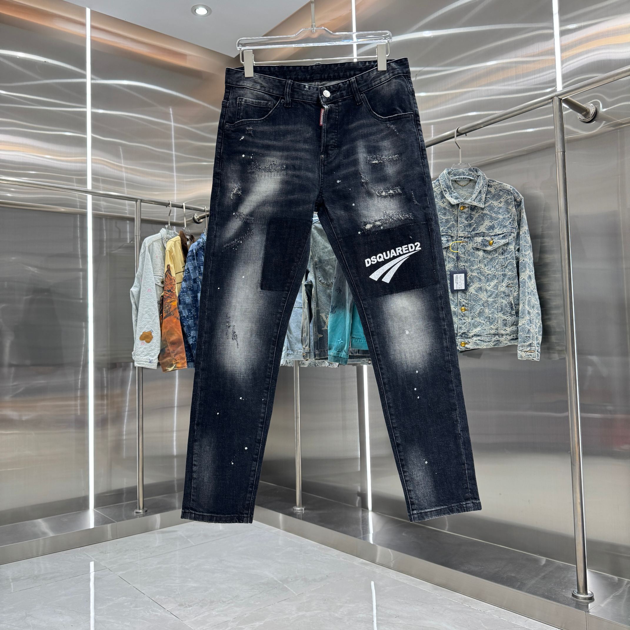 P155 DSQUARED2 Jeans ajustados de estilo urbano con lavado a la piedra, rotos y graffiti con letras, color negro, talla…