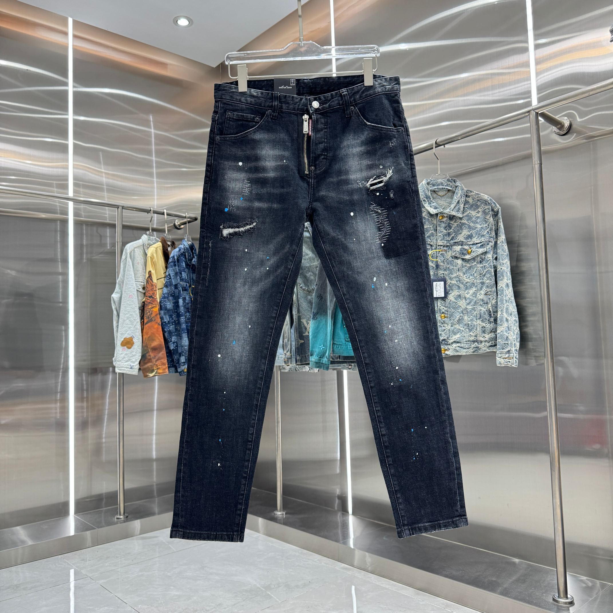 P155 DSQUARED2 Jeans ajustados de estilo urbano con lavado a la piedra, rotos y graffiti, color negro, tallas 44 46 48 …