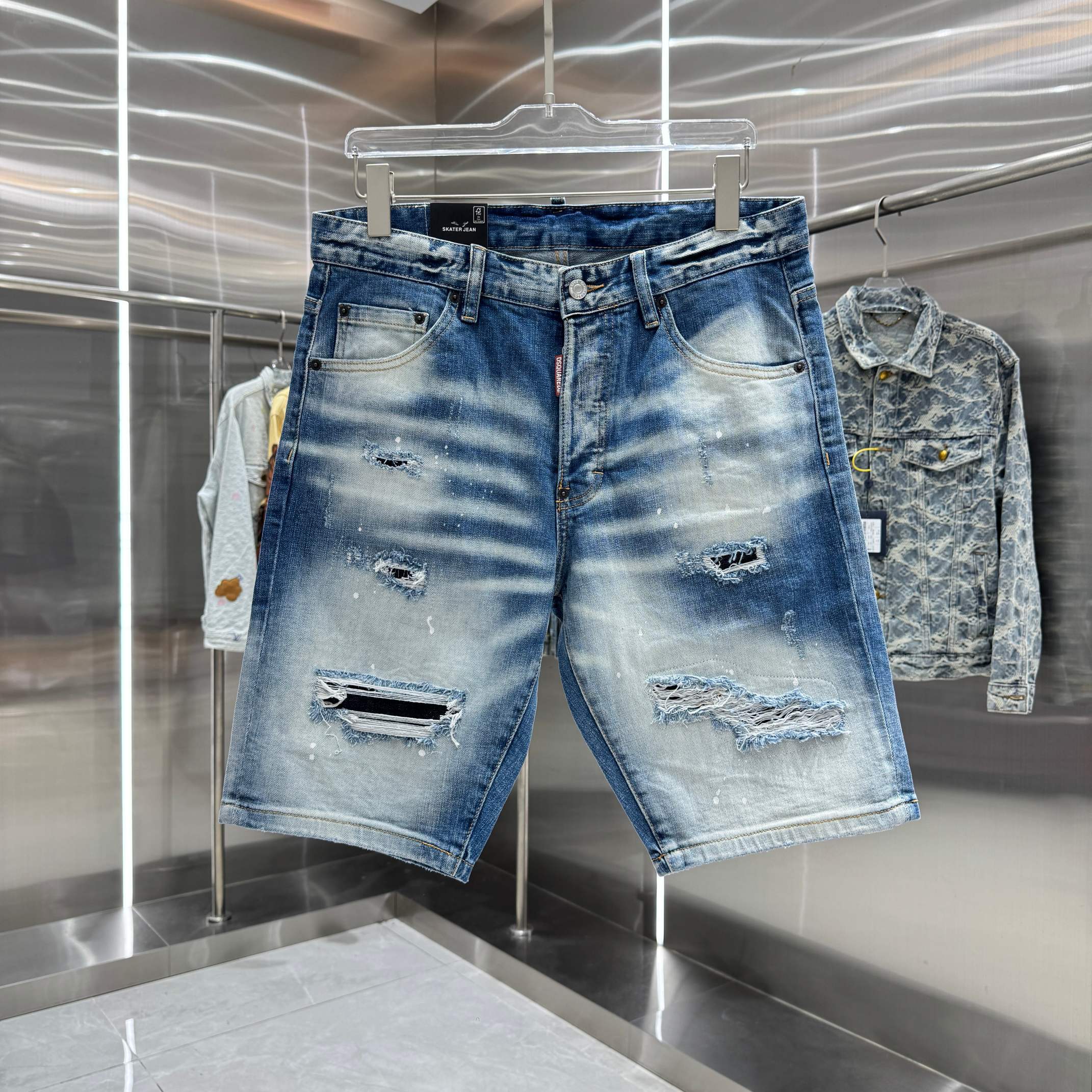 P140 DSQUARED2 Shorts vaqueros ajustados de estilo urbano con lavado a la piedra, rotos y graffiti, color azu…