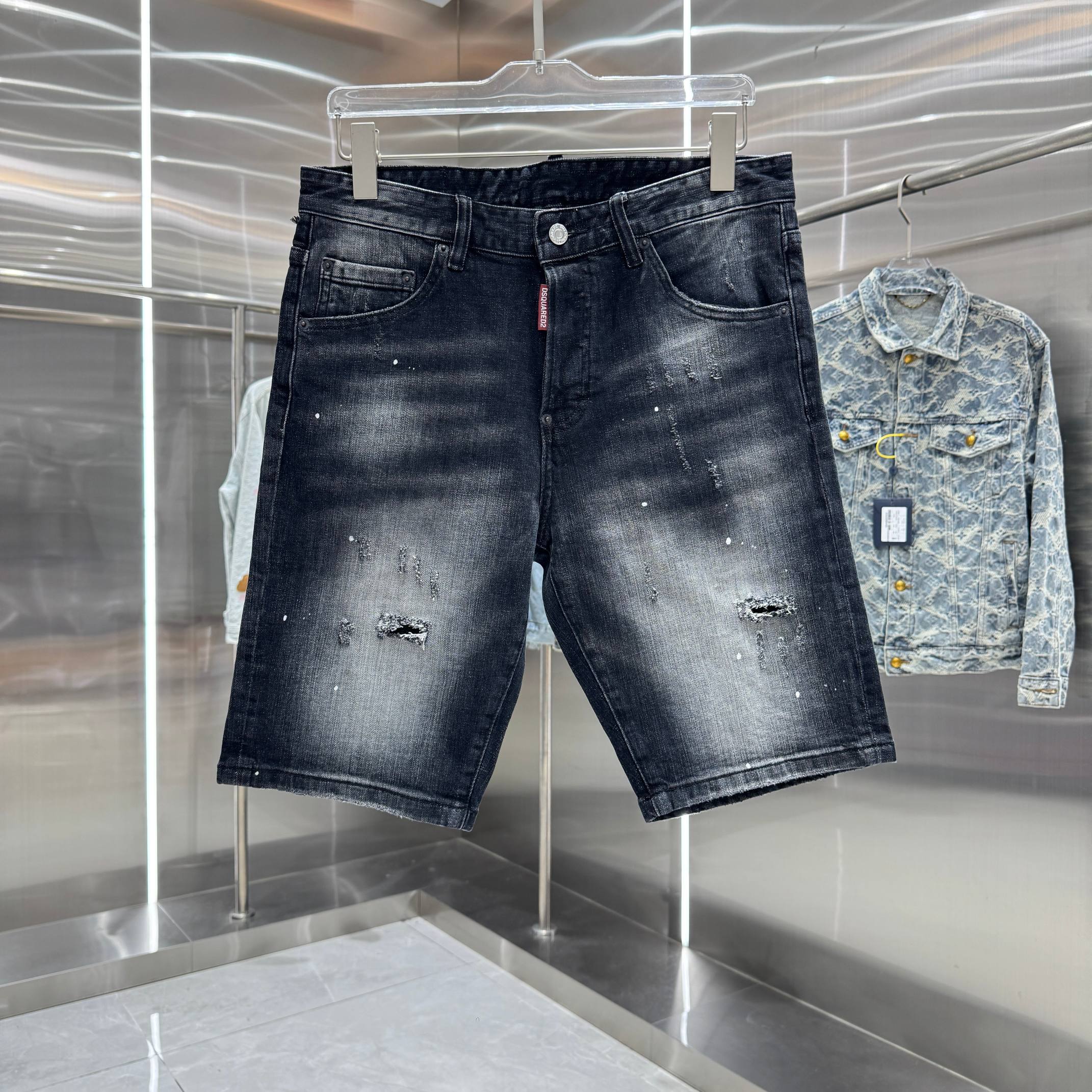 P140 DSQUARED2 Shorts vaqueros ajustados de estilo urbano con lavado a la piedra, rotos y graffiti, color negro, tallas…