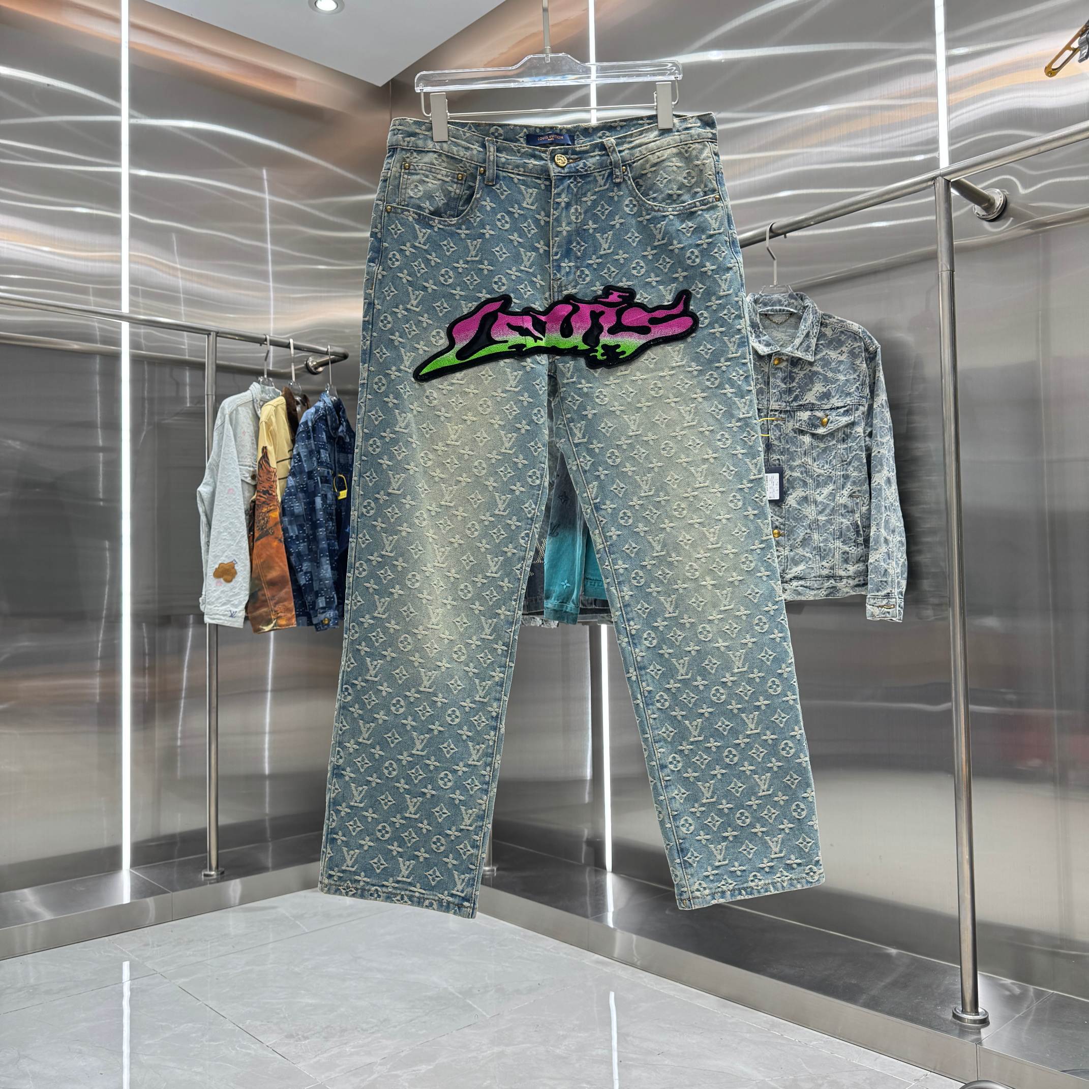 P140 LOUIS VUITTON FW 24 Vaqueros para presbicia con grafiti y logo de Louis Vuitton. Los jeans son el diseño resistent…