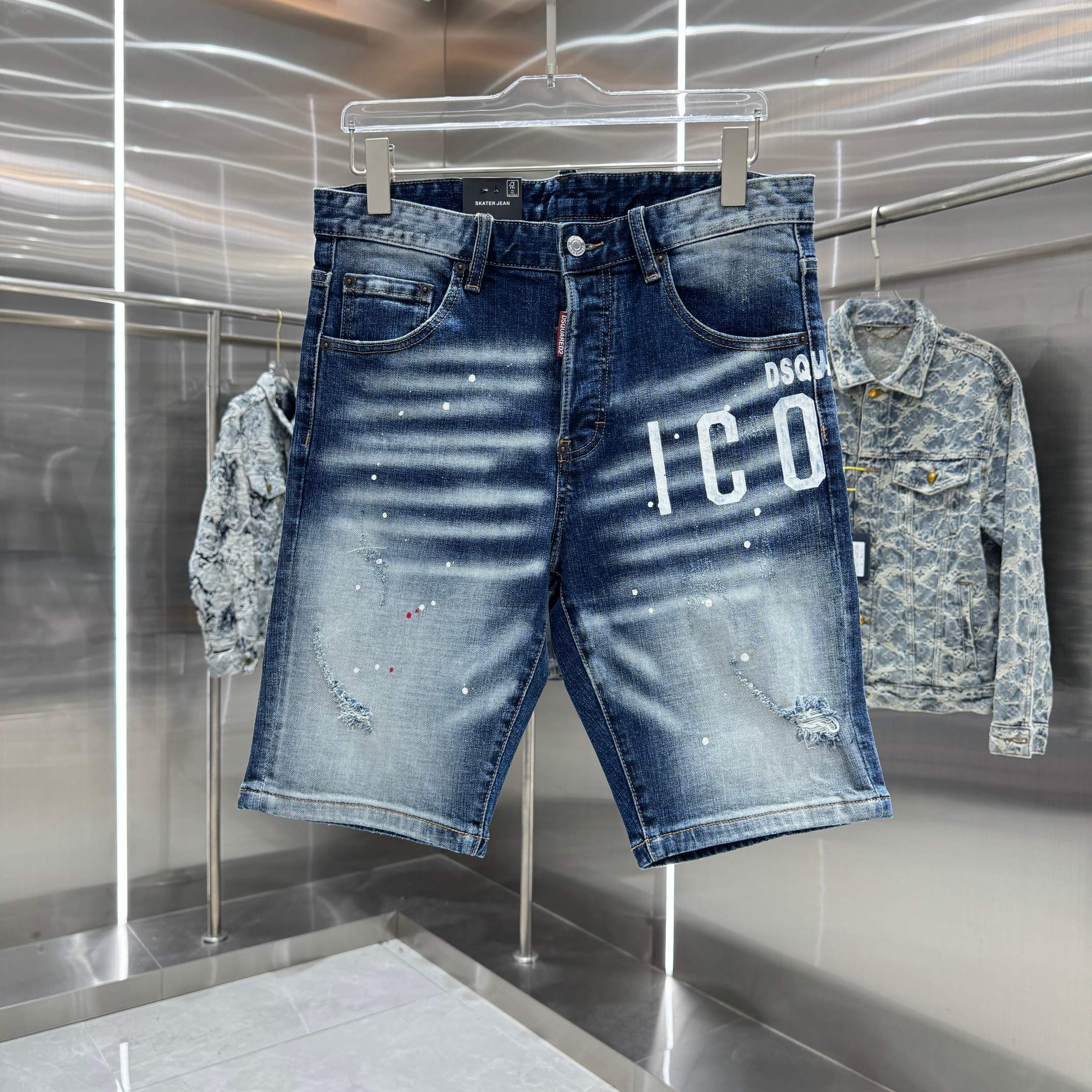 P140 DSQUARED2 shorts vaqueros elásticos ajustados de estilo urbano con letras, graffiti, rotos y lavado a la…