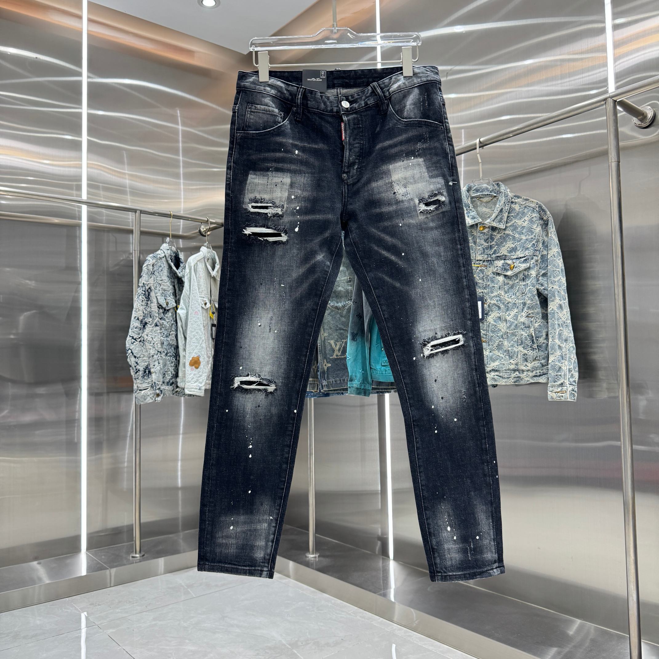 P155 DSQUARED2 jeans elásticos ajustados de estilo urbano con técnica de graffiti y rotos. Color: negro. Tall…