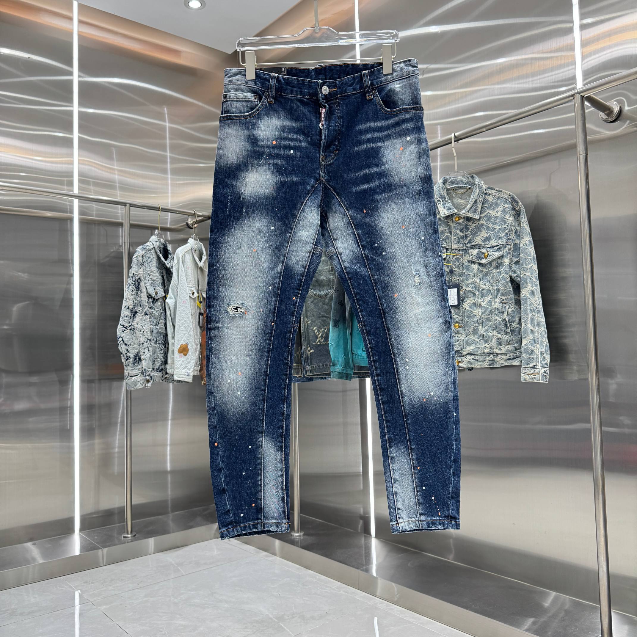 P155 DSQUARED2 jeans elásticos ajustados de estilo urbano con técnica de graffiti y rotos. Color: azul. Talla…