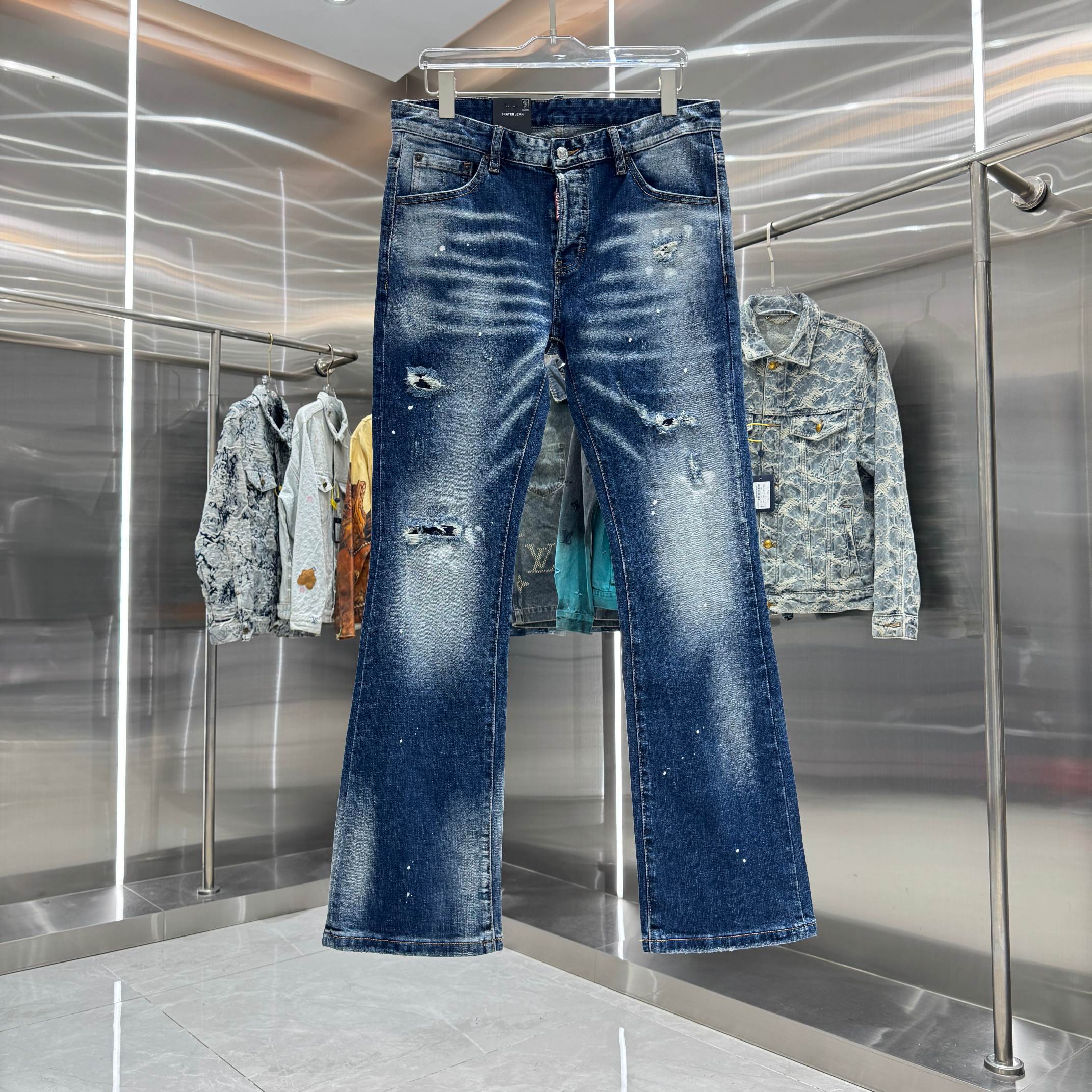 P155 DSQUARED2 jeans elásticos de campana de estilo urbano con técnica de graffiti y rotos. Color: azul. Tall…