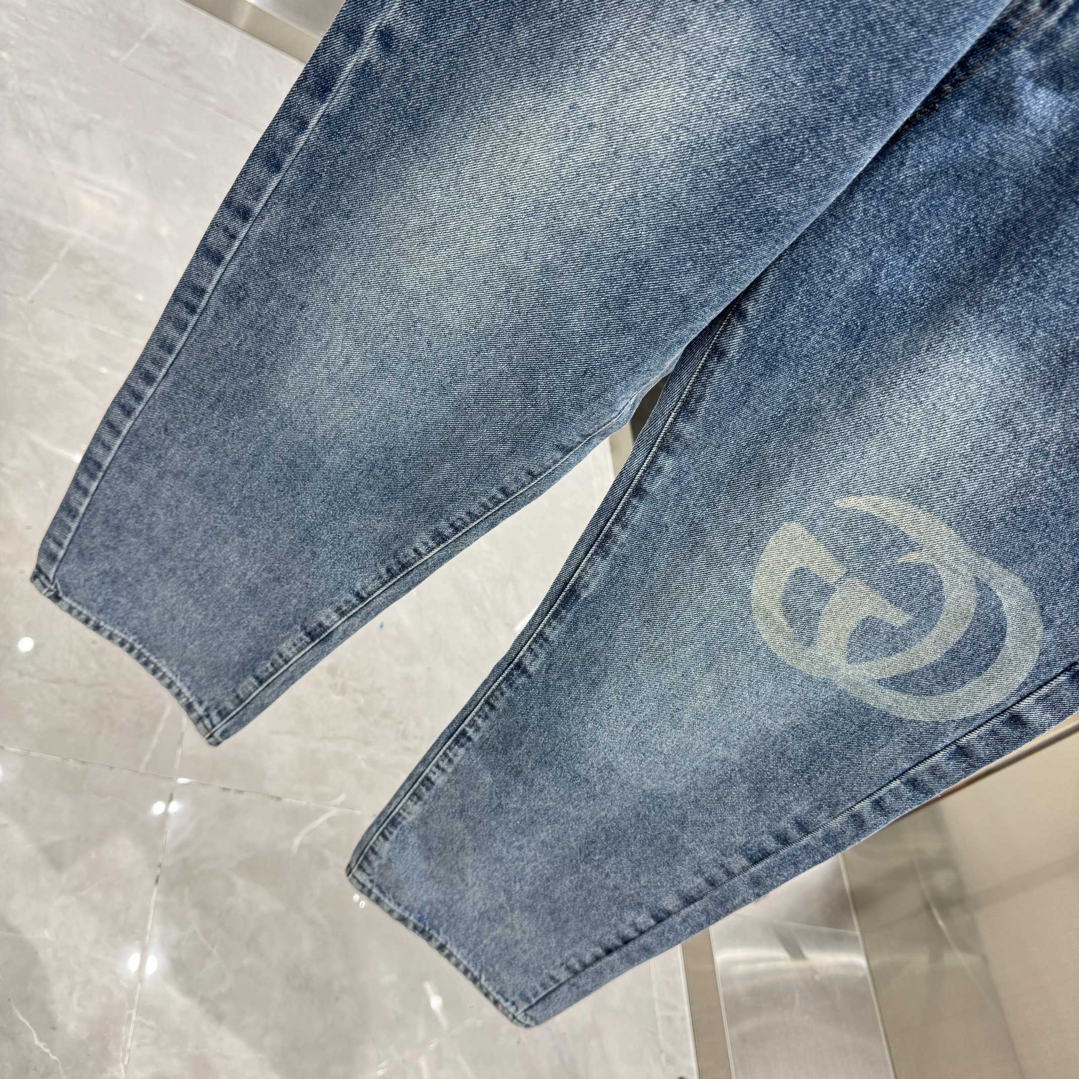 Gucci 古奇 G家直筒牛仔裤不同水洗质感的款式 对腿细腿粗人士十分友好 直筒修身的版型十分修饰腿型 永不过时的适中长度