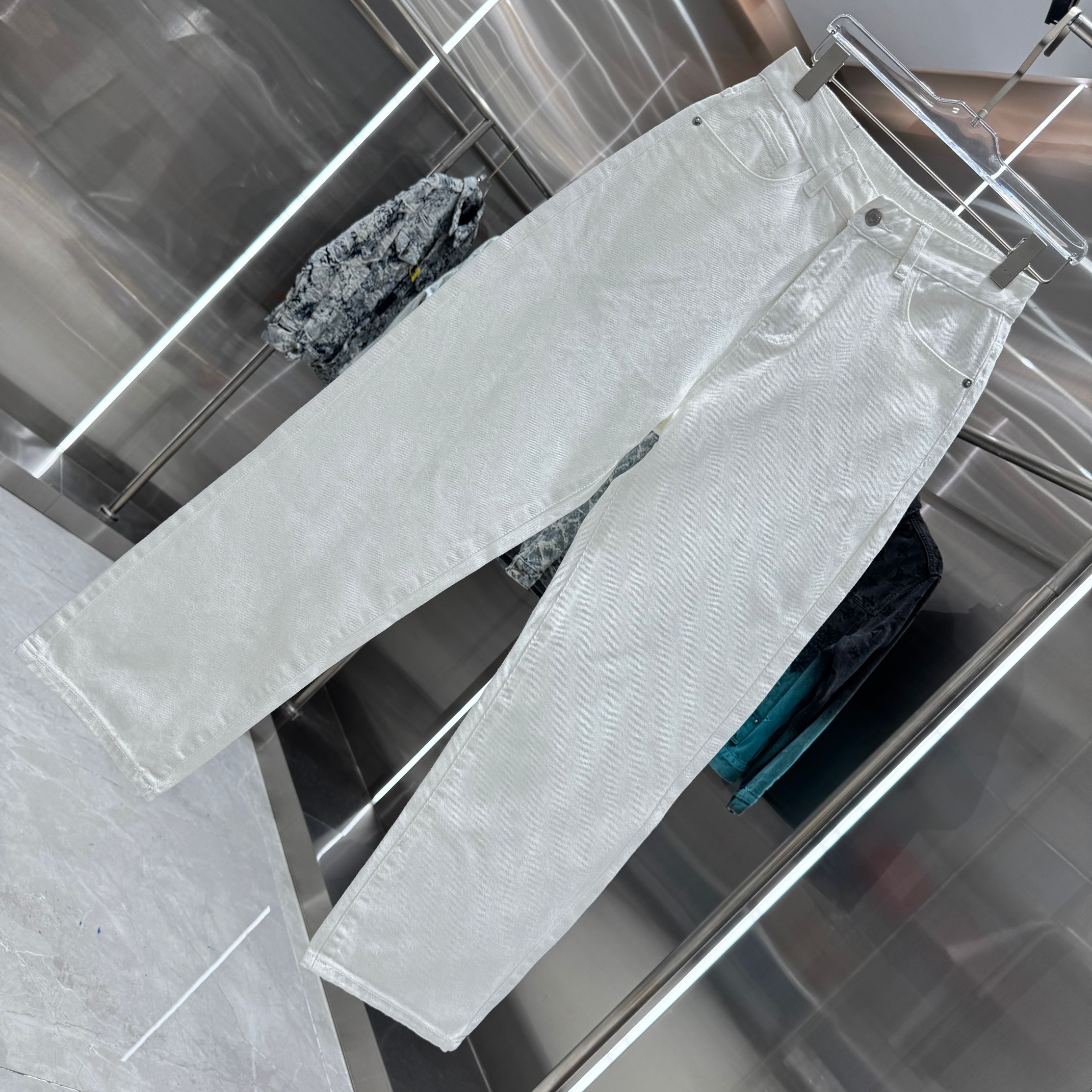Balenciaga 巴黎 白色直筒牛仔裤不同水洗质感的款式 对腿细腿粗人士十分友好 直筒修身的版型十分修饰腿型 永不过时的适中长度