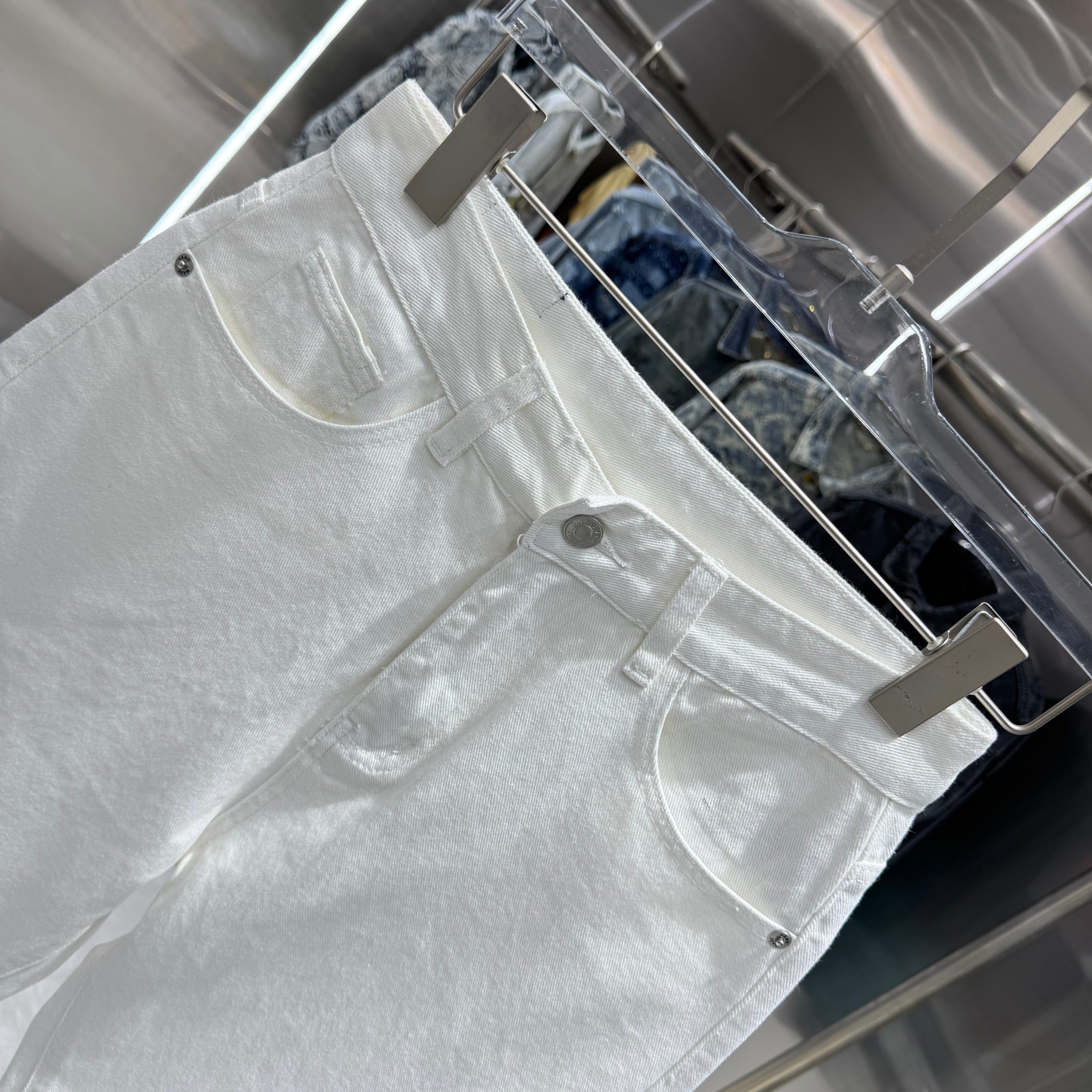 Balenciaga 巴黎 白色直筒牛仔裤不同水洗质感的款式 对腿细腿粗人士十分友好 直筒修身的版型十分修饰腿型 永不过时的适中长度