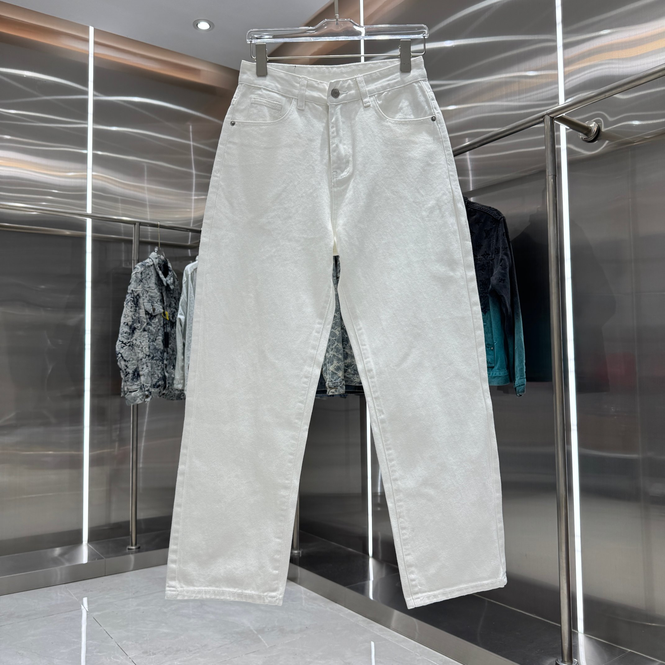 Balenciaga 巴黎 白色直筒牛仔裤不同水洗质感的款式 对腿细腿粗人士十分友好 直筒修身的版型十分修饰腿型 永不过时的适中长度