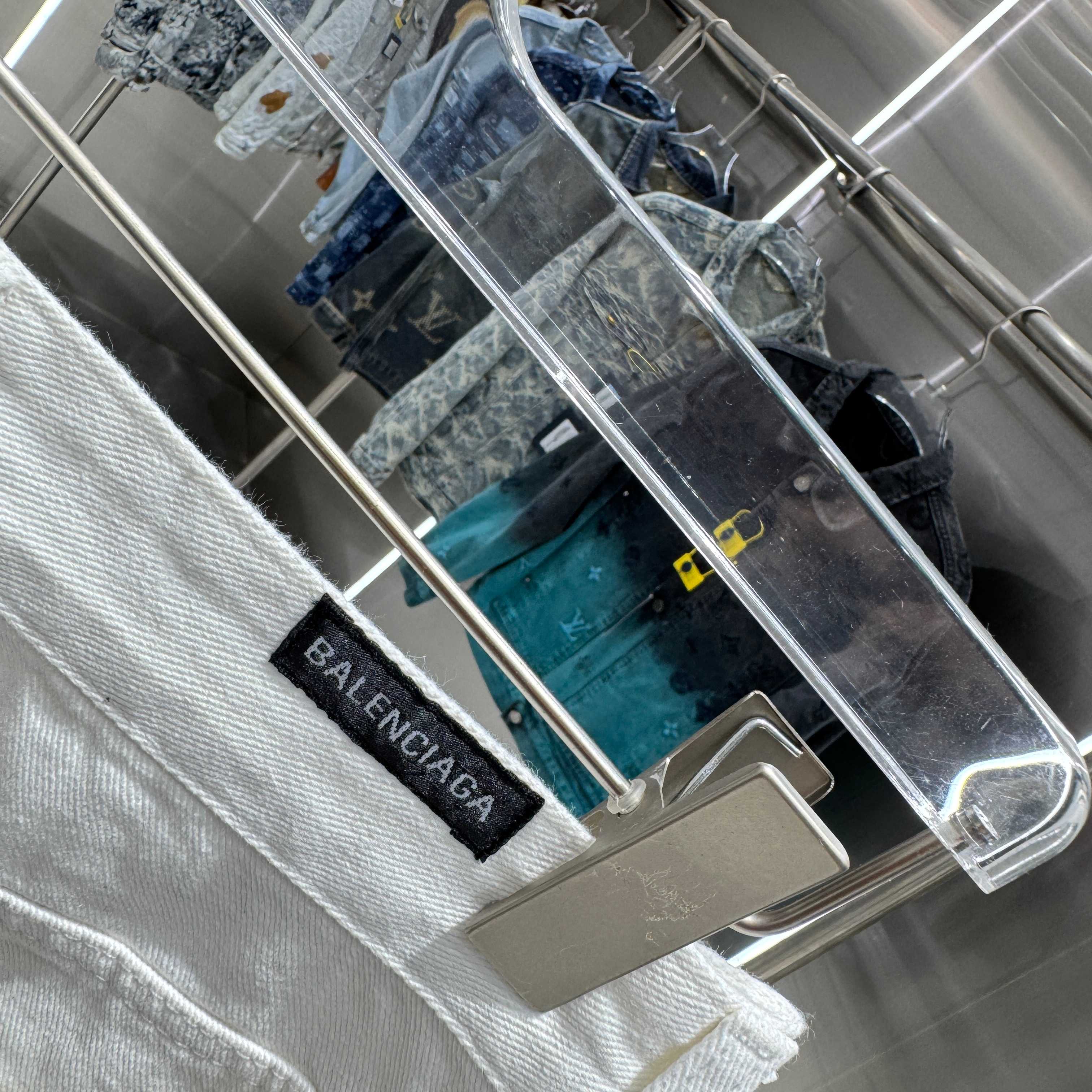 Balenciaga 巴黎 白色直筒牛仔裤不同水洗质感的款式 对腿细腿粗人士十分友好 直筒修身的版型十分修饰腿型 永不过时的适中长度
