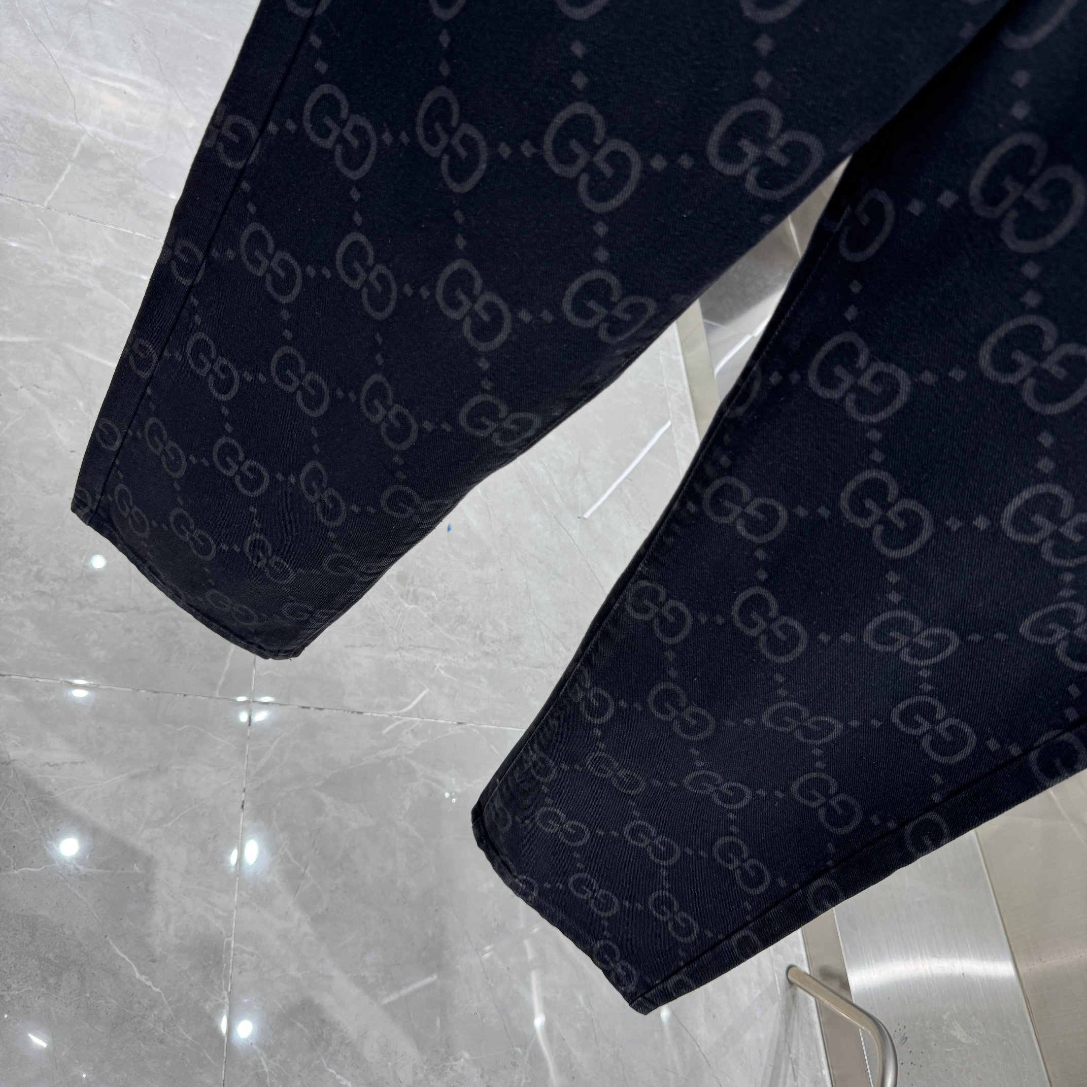 Gucci 古奇 G家 满身LOGO老花直筒牛仔裤不同水洗质感的款式 对腿细腿粗人士十分友好