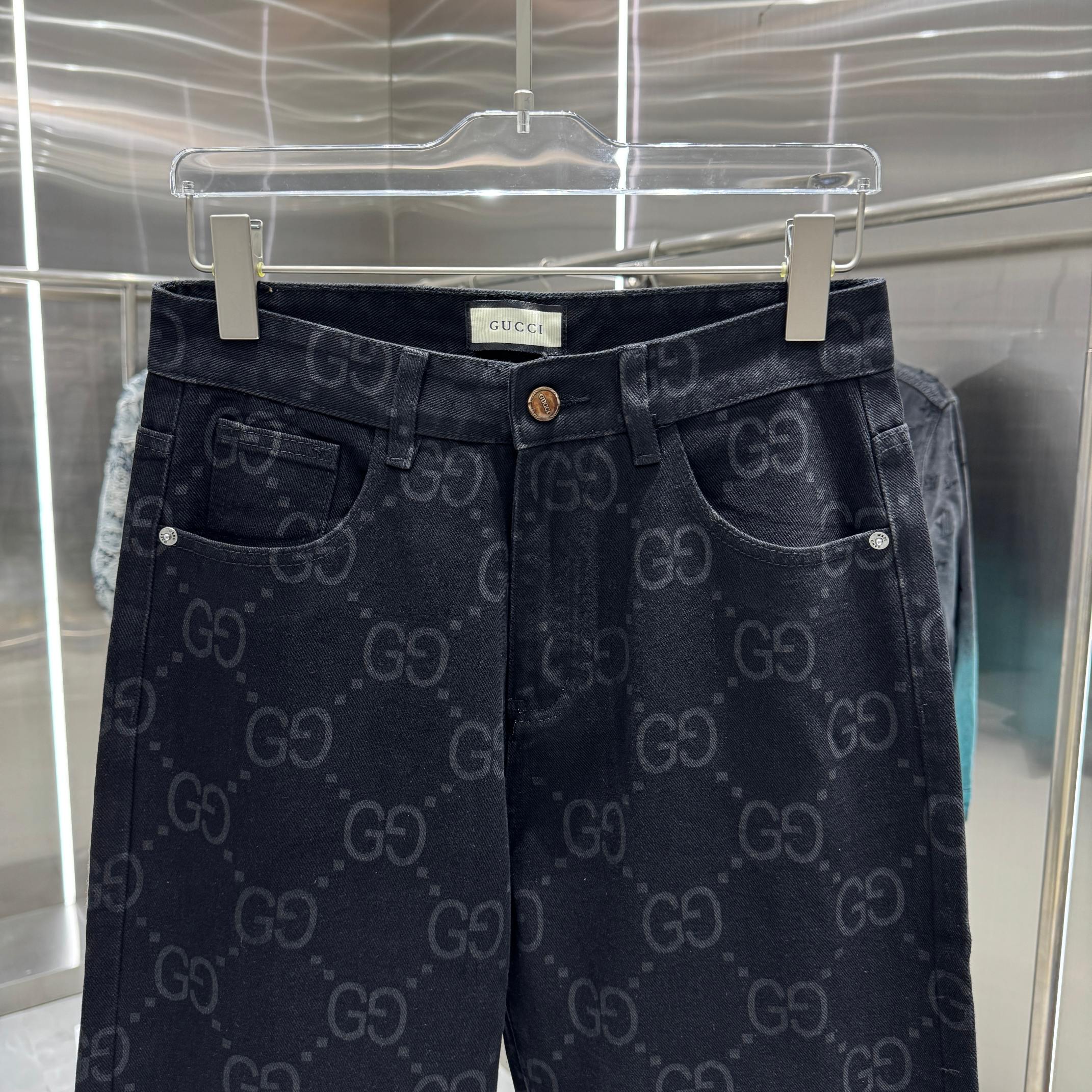 Gucci 古奇 G家 满身LOGO老花直筒牛仔裤不同水洗质感的款式 对腿细腿粗人士十分友好