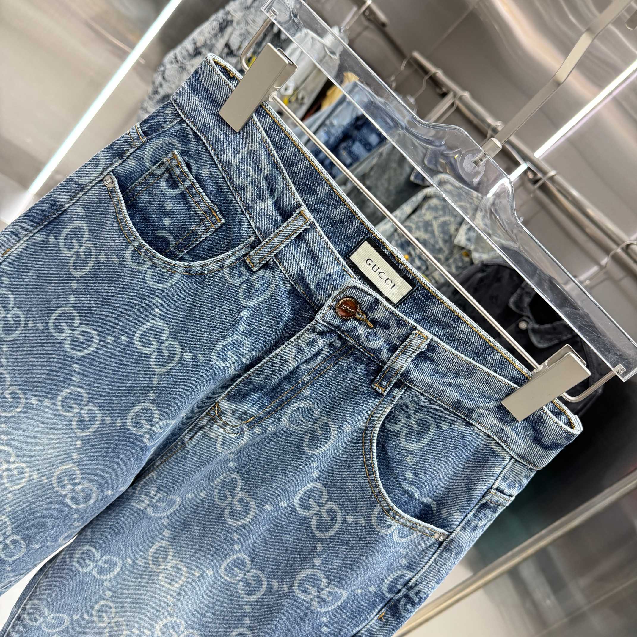 Gucci 古奇 G家 满身LOGO老花直筒牛仔裤不同水洗质感的款式 对腿细腿粗人士十分友好