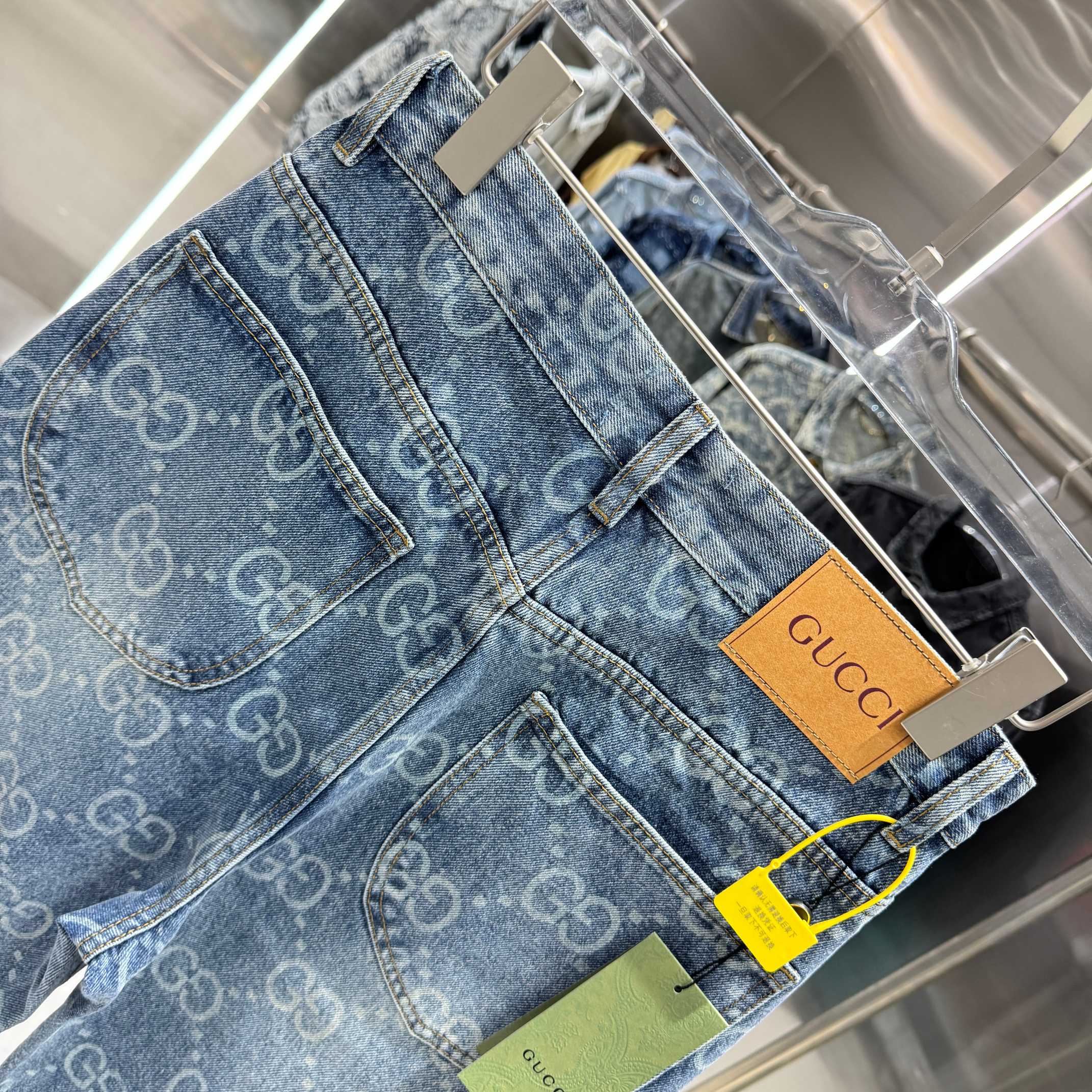 Gucci 古奇 G家 满身LOGO老花直筒牛仔裤不同水洗质感的款式 对腿细腿粗人士十分友好