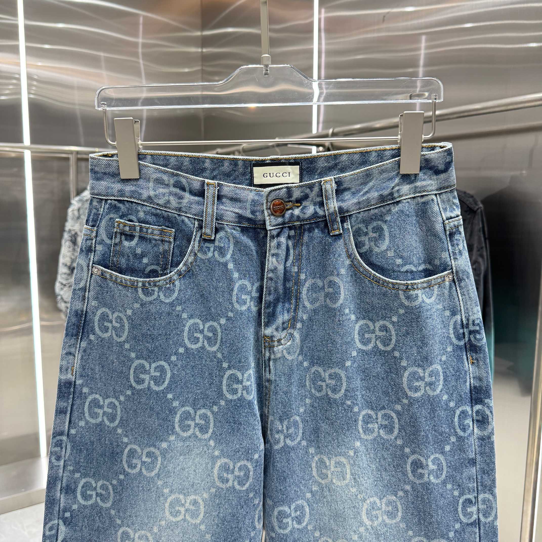Gucci 古奇 G家 满身LOGO老花直筒牛仔裤不同水洗质感的款式 对腿细腿粗人士十分友好