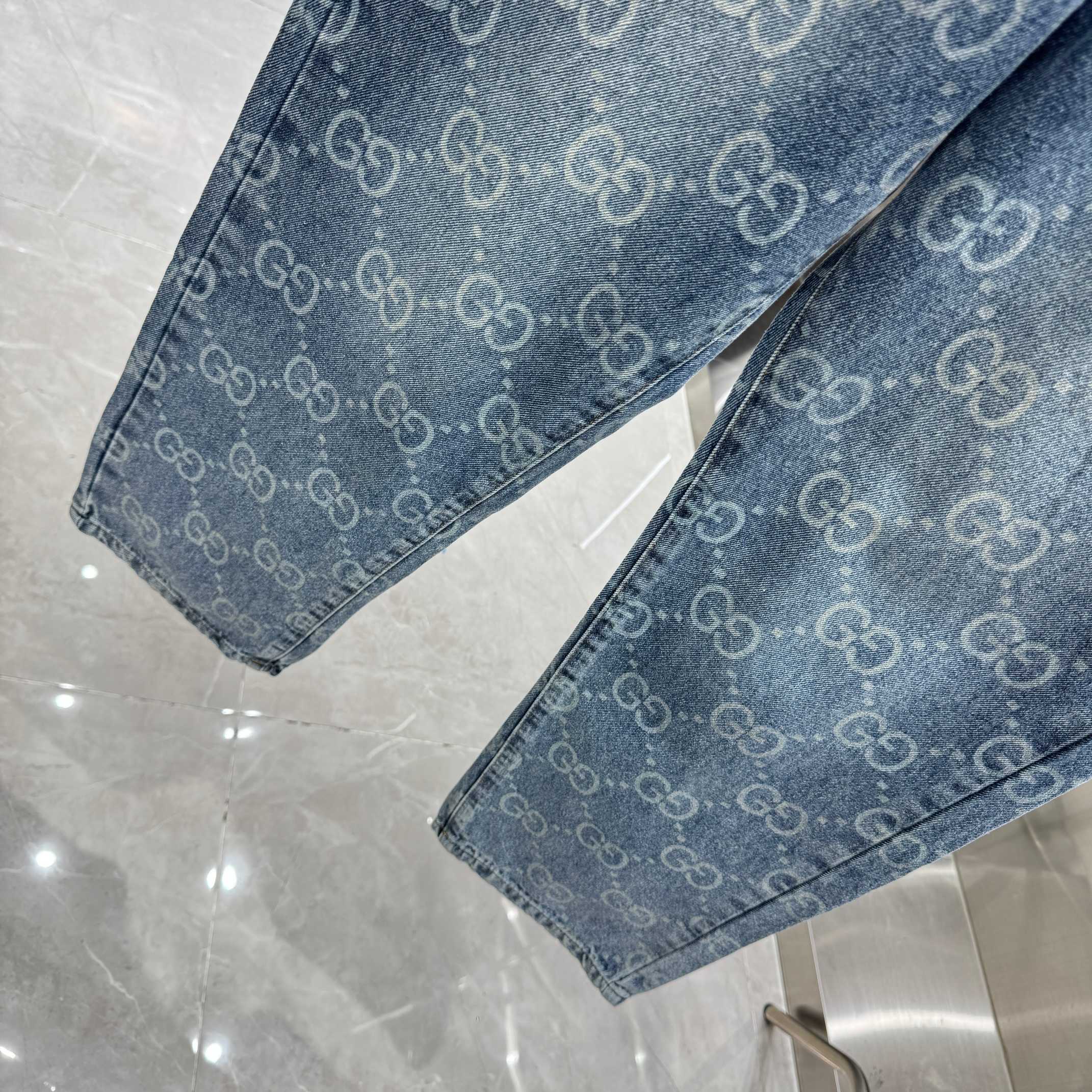 Gucci 古奇 G家 满身LOGO老花直筒牛仔裤不同水洗质感的款式 对腿细腿粗人士十分友好