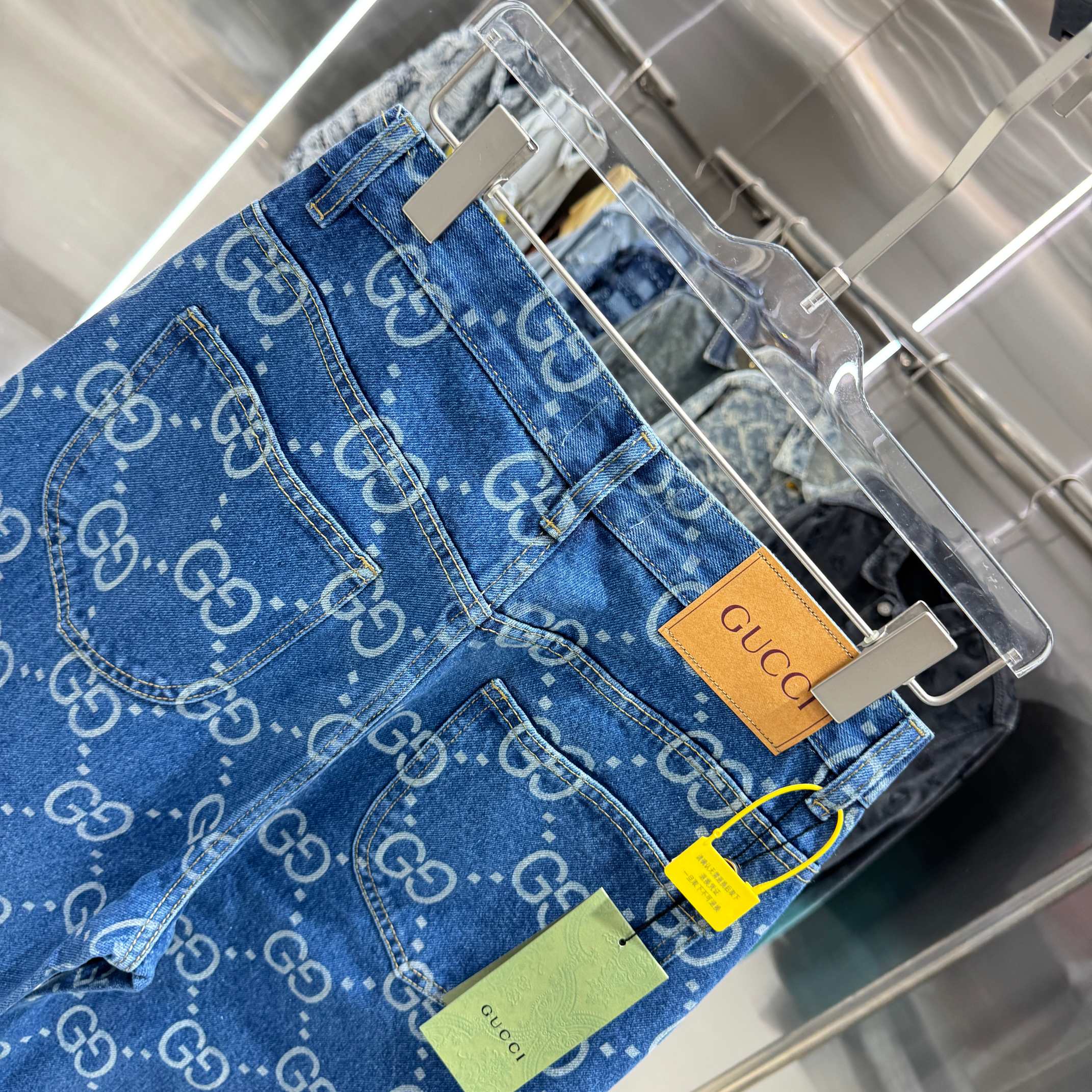 Gucci 古奇 G家 满身LOGO老花直筒牛仔裤不同水洗质感的款式 对腿细腿粗人士十分友好