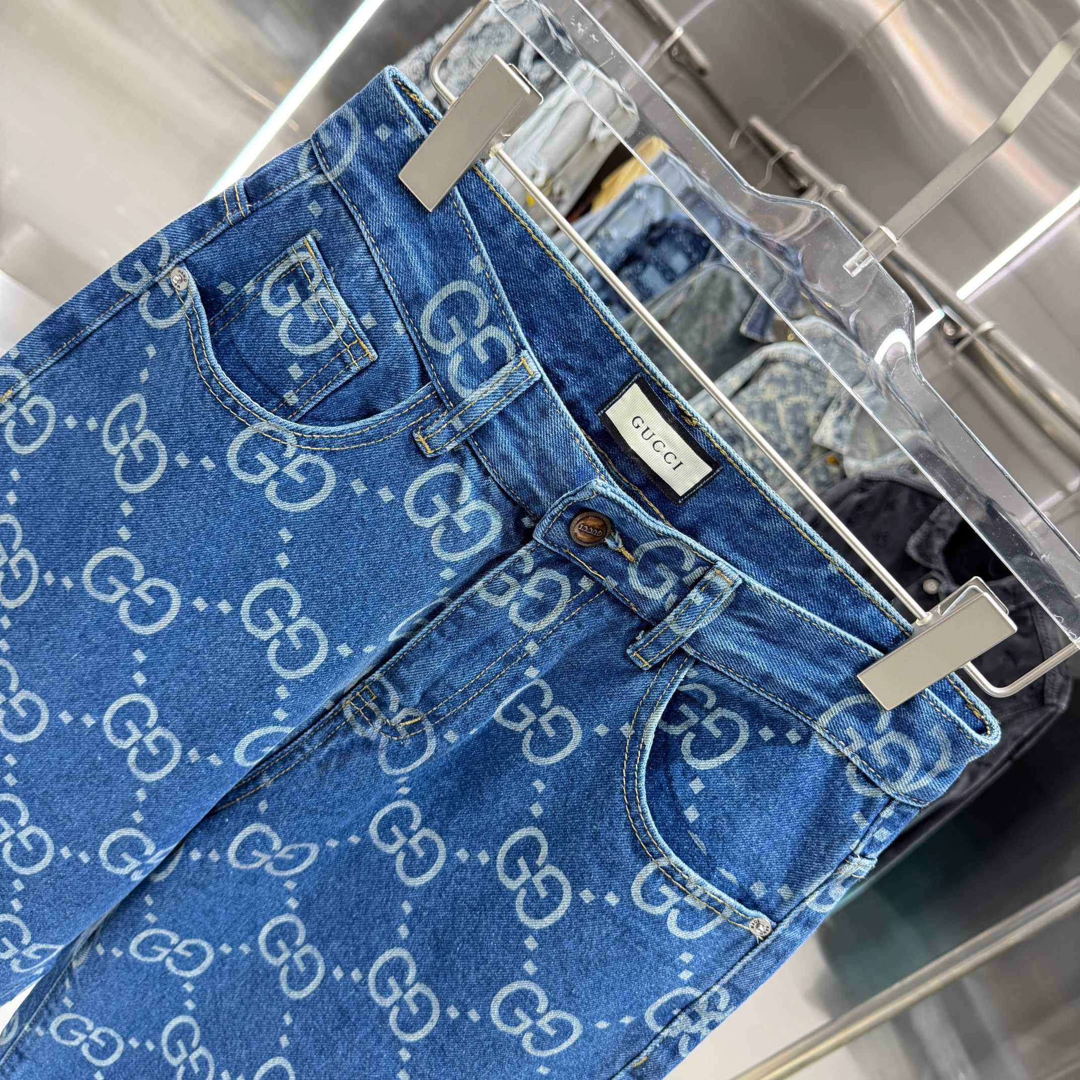 Gucci 古奇 G家 满身LOGO老花直筒牛仔裤不同水洗质感的款式 对腿细腿粗人士十分友好