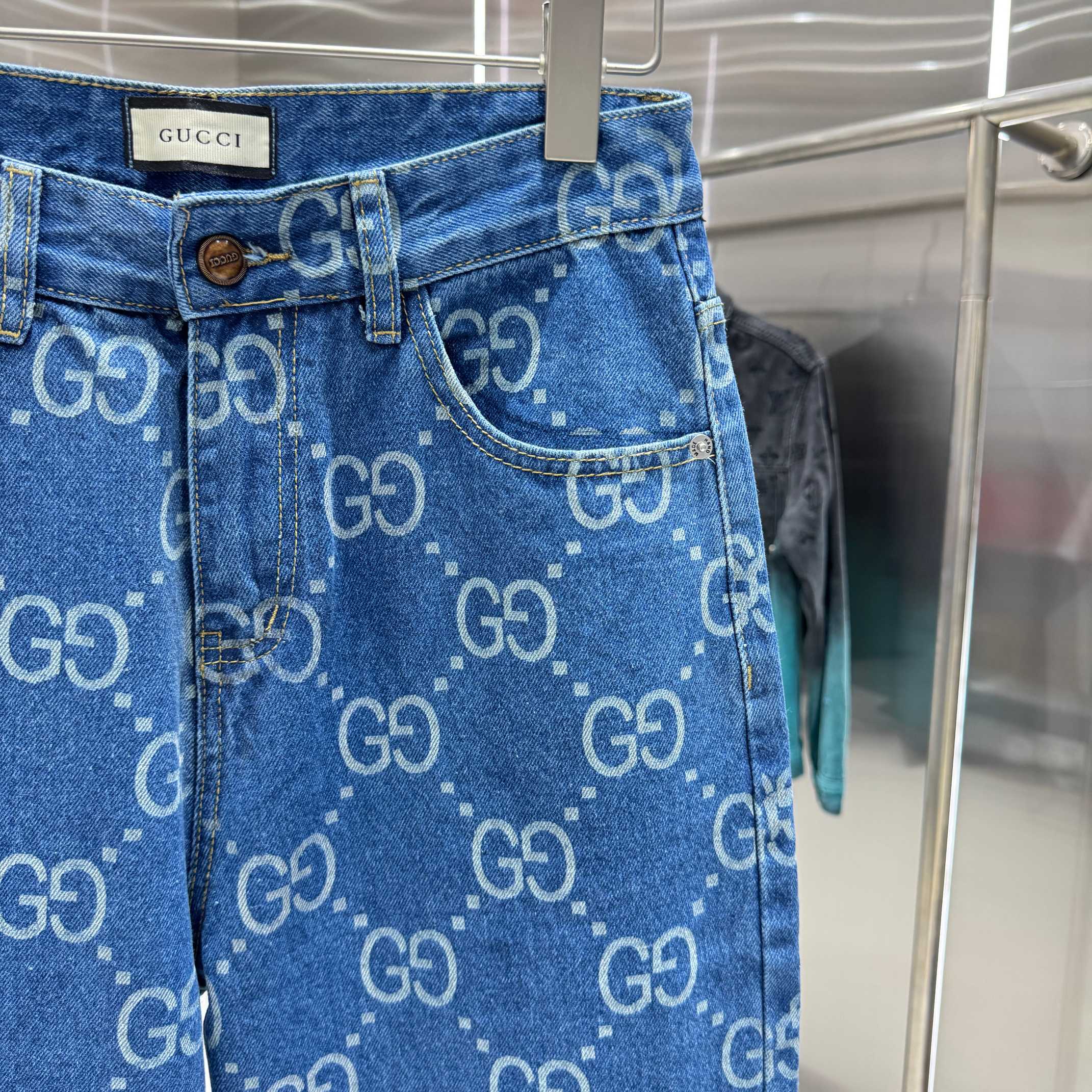Gucci 古奇 G家 满身LOGO老花直筒牛仔裤不同水洗质感的款式 对腿细腿粗人士十分友好