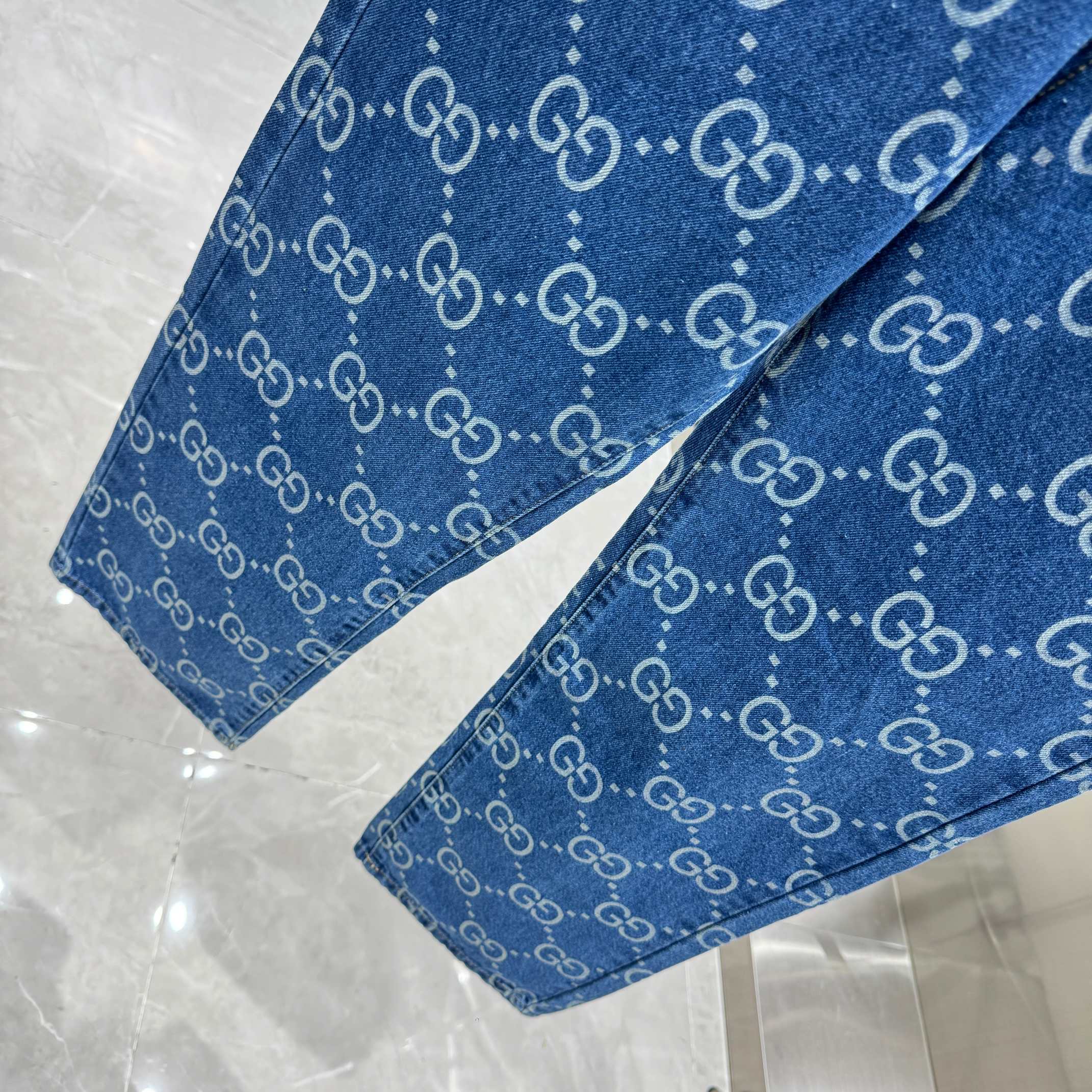 Gucci 古奇 G家 满身LOGO老花直筒牛仔裤不同水洗质感的款式 对腿细腿粗人士十分友好