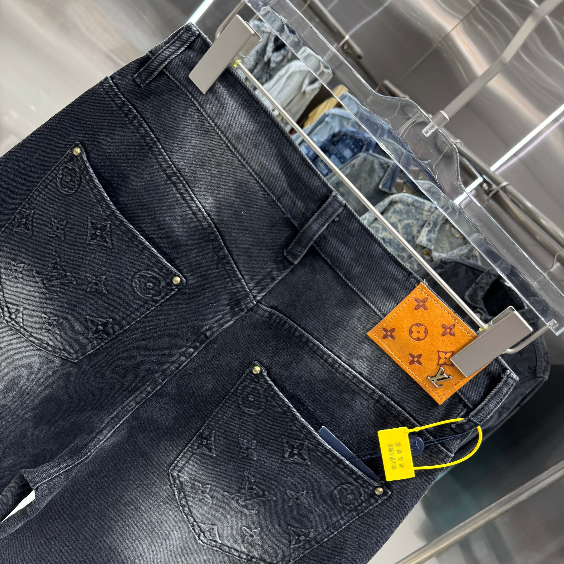 Louis Vuitton LV路易威登白色压花牛仔裤短裤