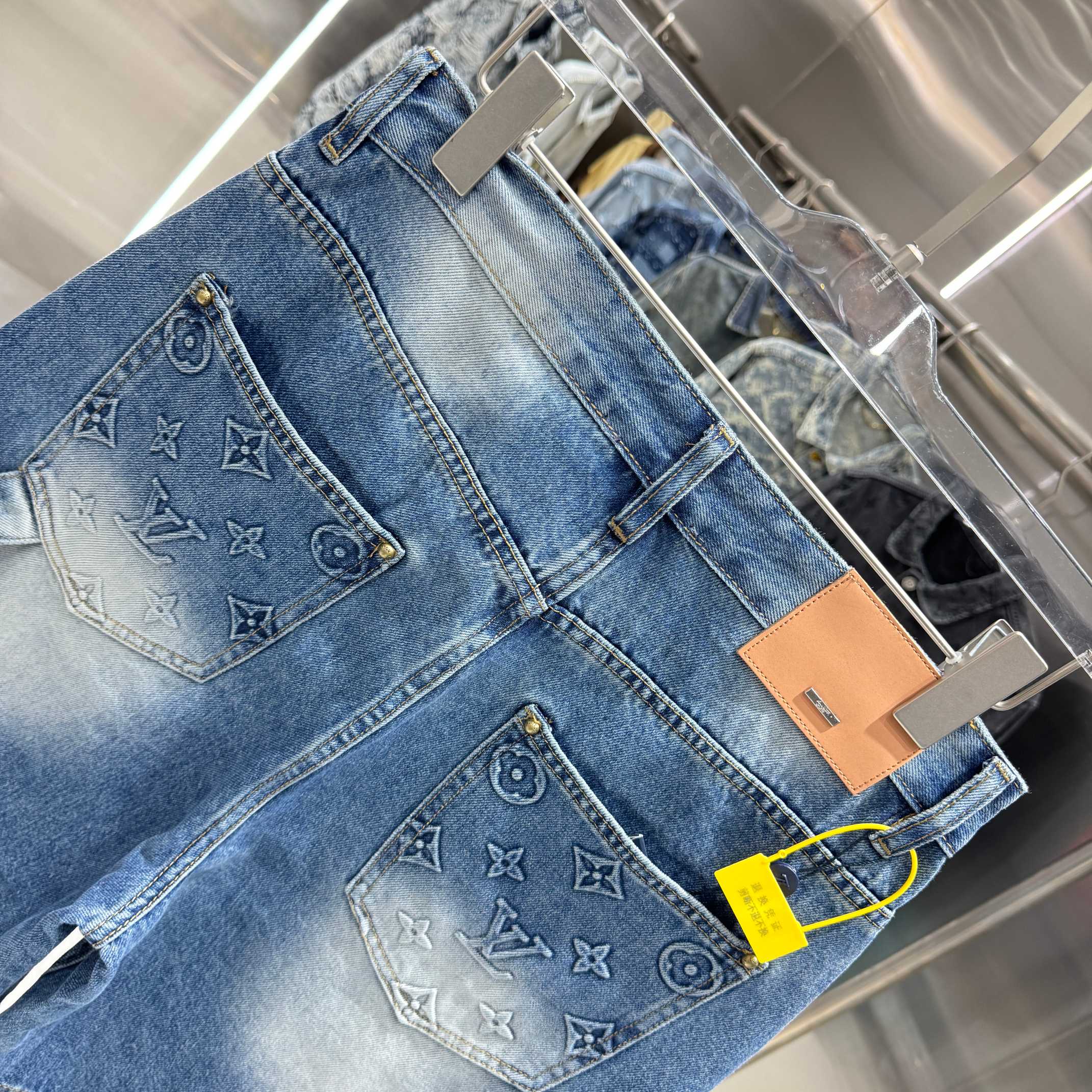 Louis Vuitton LV路易威登白色压花牛仔裤短裤