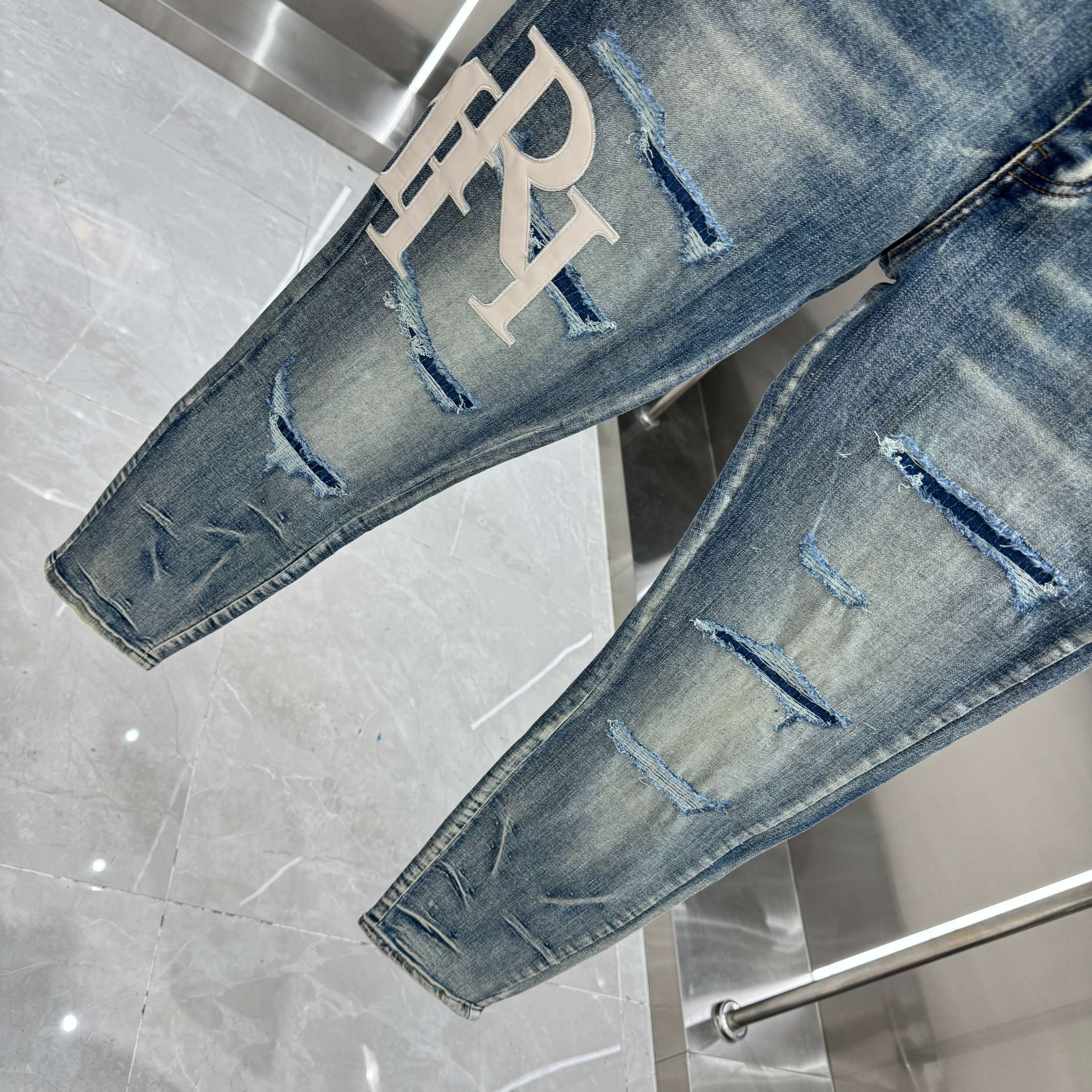 Amiri Amiri 破洞刺绣图案工艺街头潮流修身小脚弹力牛仔裤