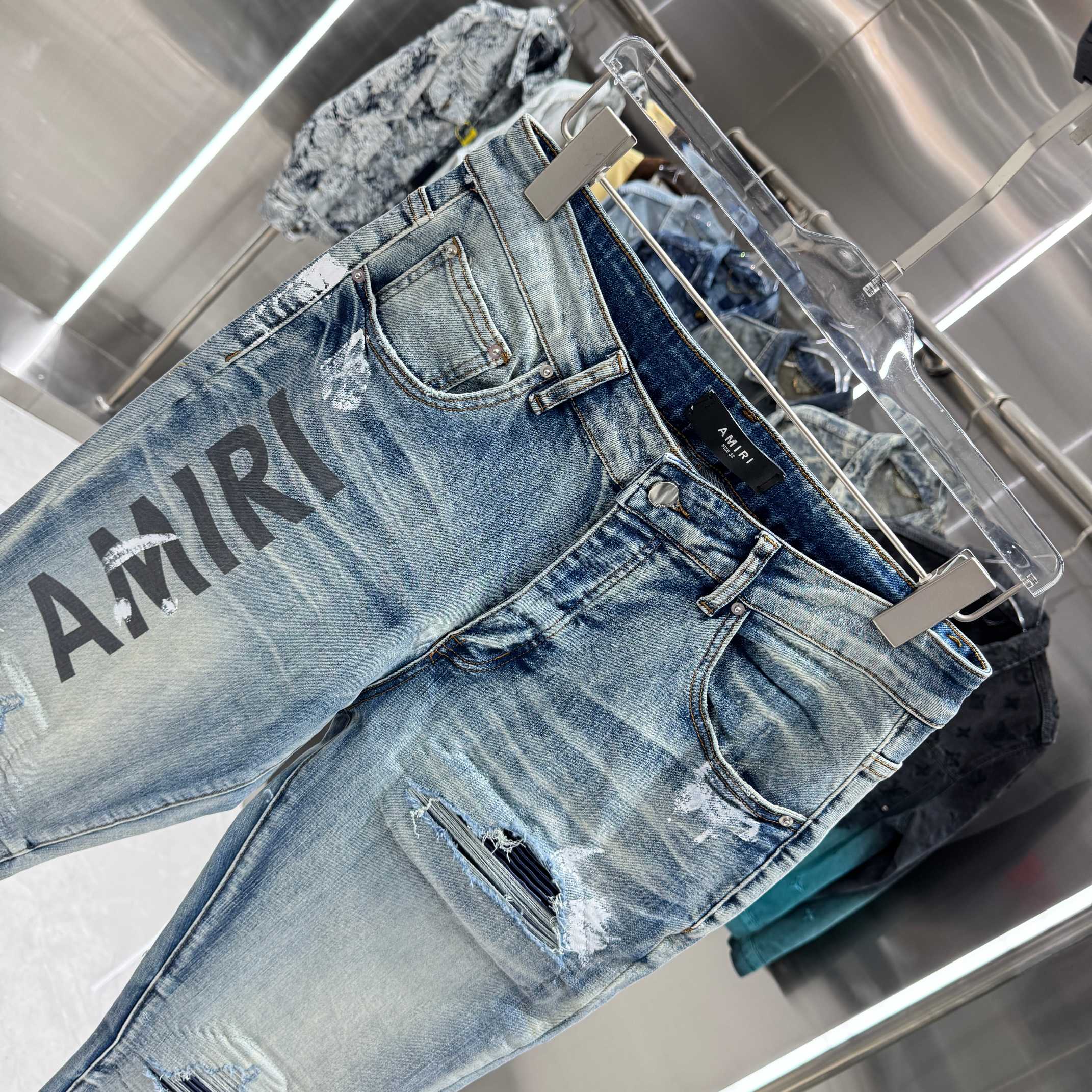 Amiri Amiri 破洞字母工艺街头潮流修身小脚弹力牛仔裤 颜色 蓝色 码数 30 32 34 36 38