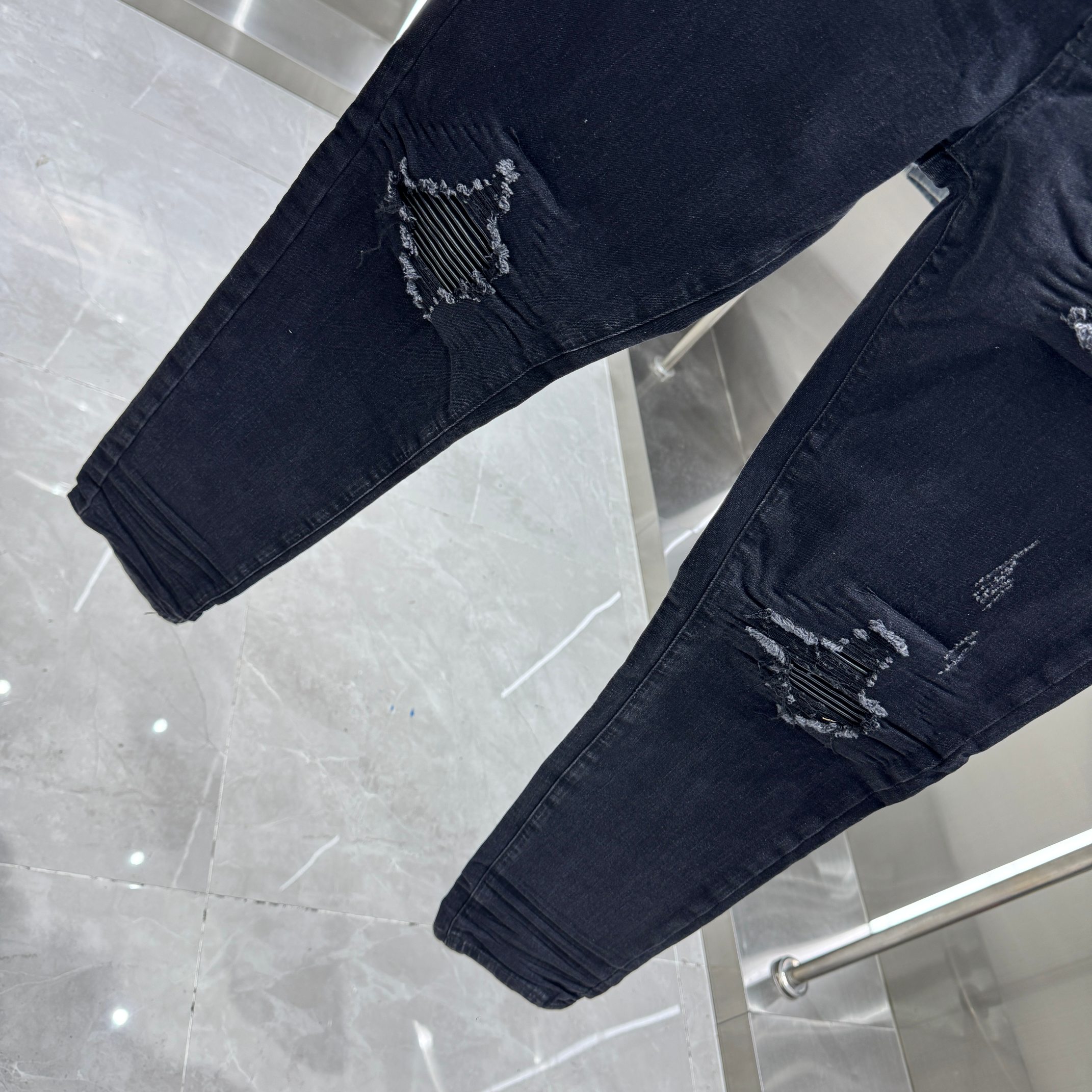 Amiri Amiri 破洞工艺街头潮流修身小脚弹力牛仔裤 颜色 黑色 码数 30 32 34 36 38