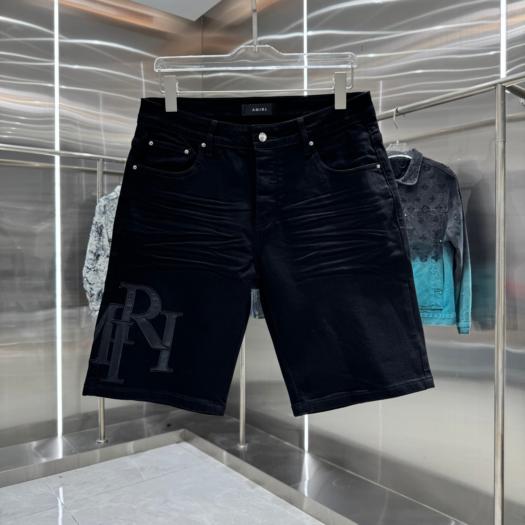 Amiri Amiri 字母刺绣工艺街头潮流牛仔裤短裤 颜色 黑色 码数 30 32 34 36 38
