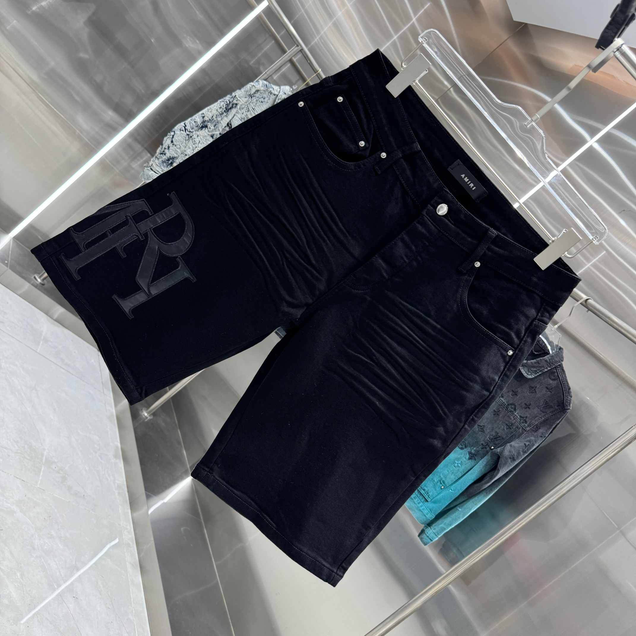 Amiri Amiri 字母刺绣工艺街头潮流牛仔裤短裤 颜色 黑色 码数 30 32 34 36 38