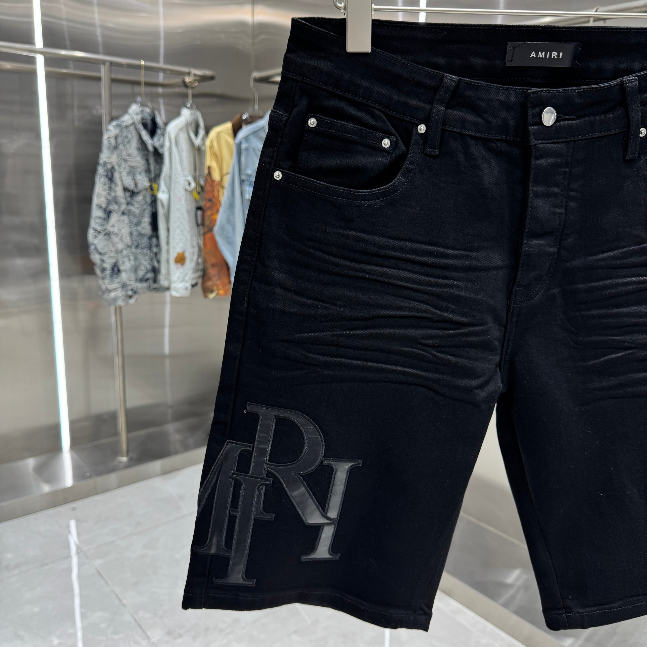 Amiri Amiri 字母刺绣工艺街头潮流牛仔裤短裤 颜色 黑色 码数 30 32 34 36 38
