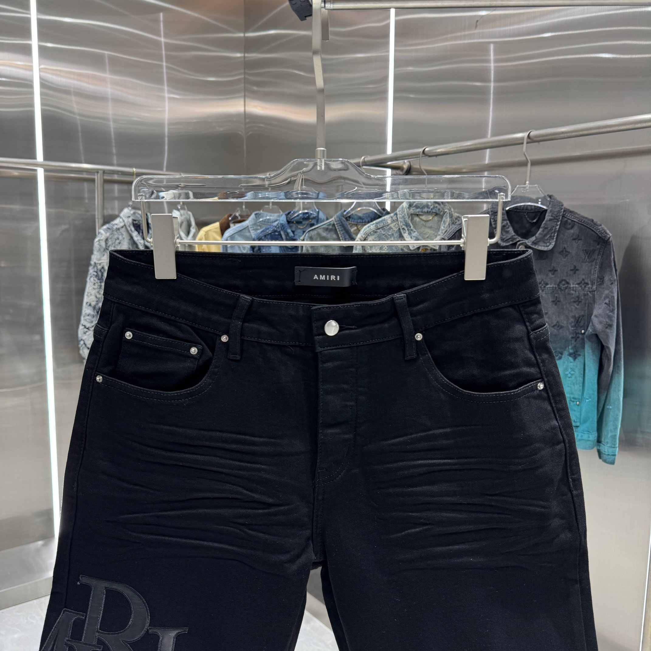 Amiri Amiri 字母刺绣工艺街头潮流牛仔裤短裤 颜色 黑色 码数 30 32 34 36 38