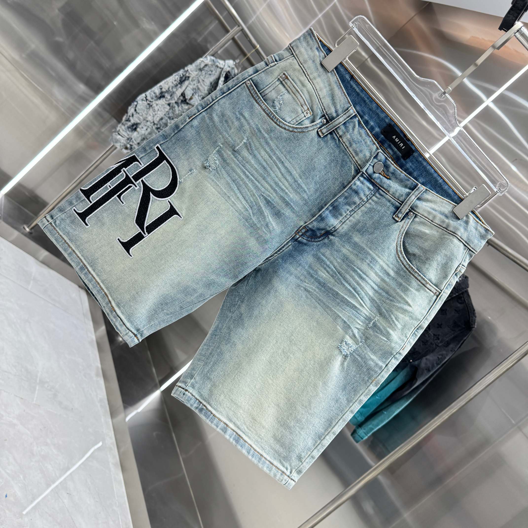 Amiri Amiri 破洞字母刺绣工艺街头潮流牛仔裤短裤 颜色 蓝色 码数 30 32 34 36 38