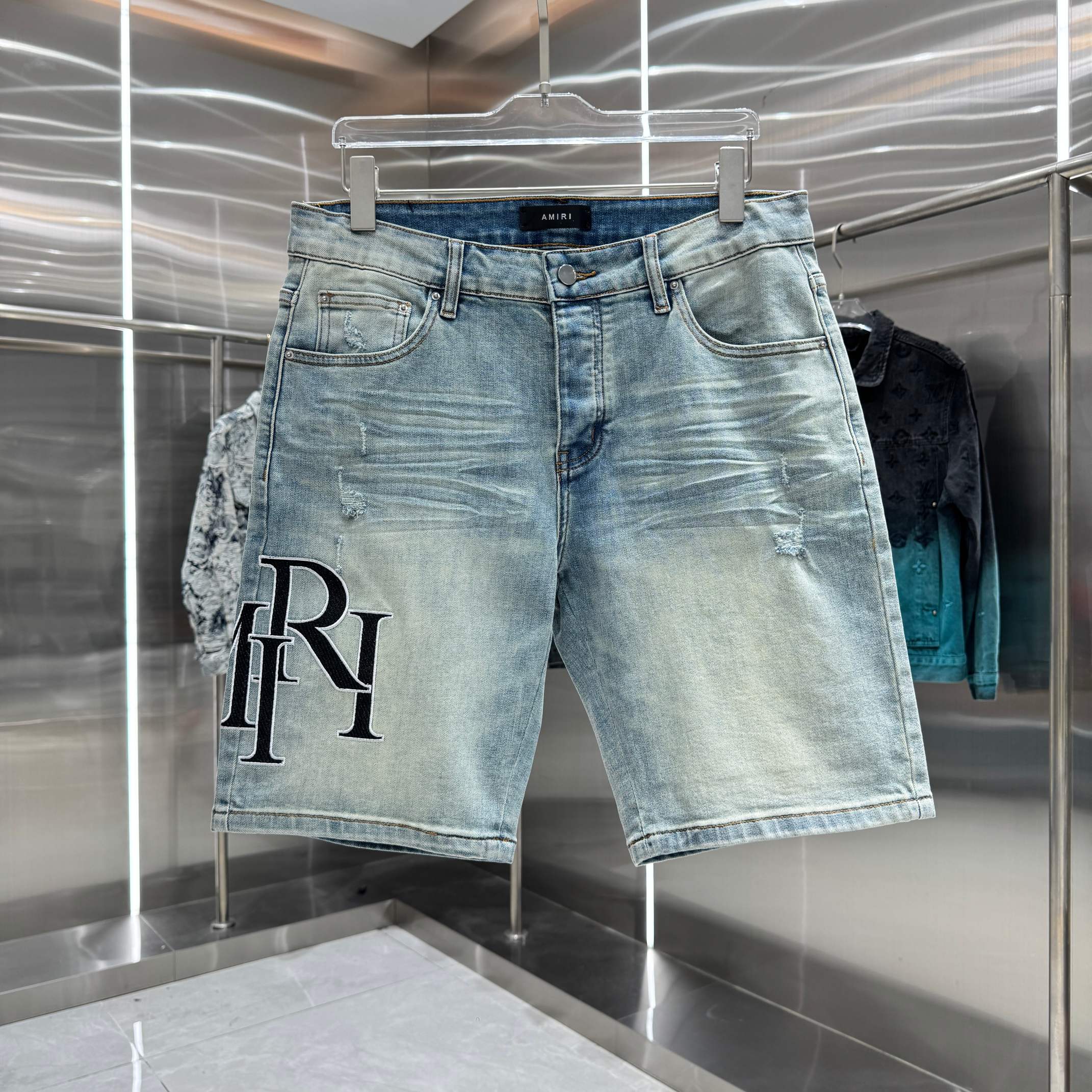 Amiri Amiri 破洞字母刺绣工艺街头潮流牛仔裤短裤 颜色 蓝色 码数 30 32 34 36 38