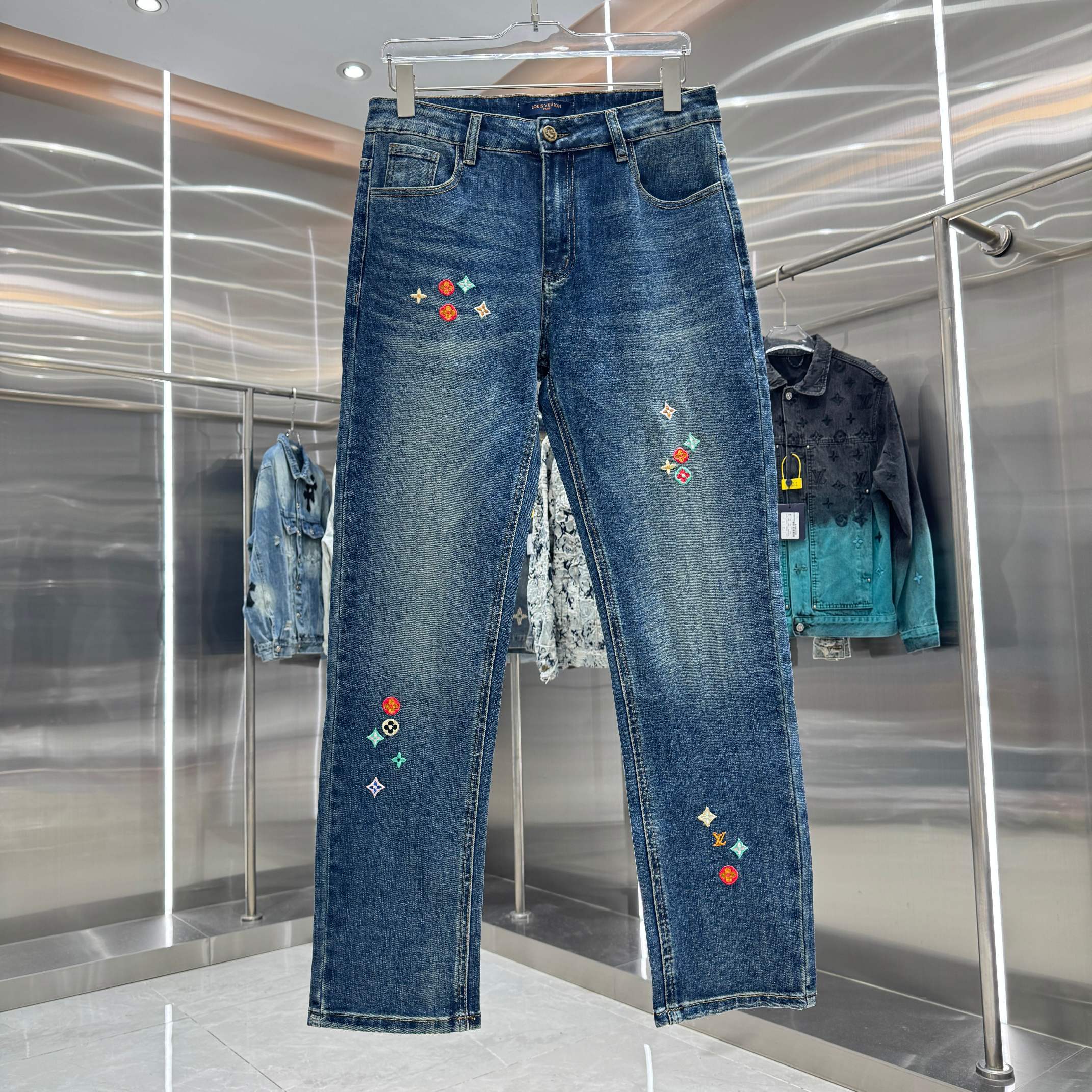 P125 LV Louis Jeans rectos con bordado de monograma LOGO, diferentes acabados de lavado, muy favorecedores para piernas…