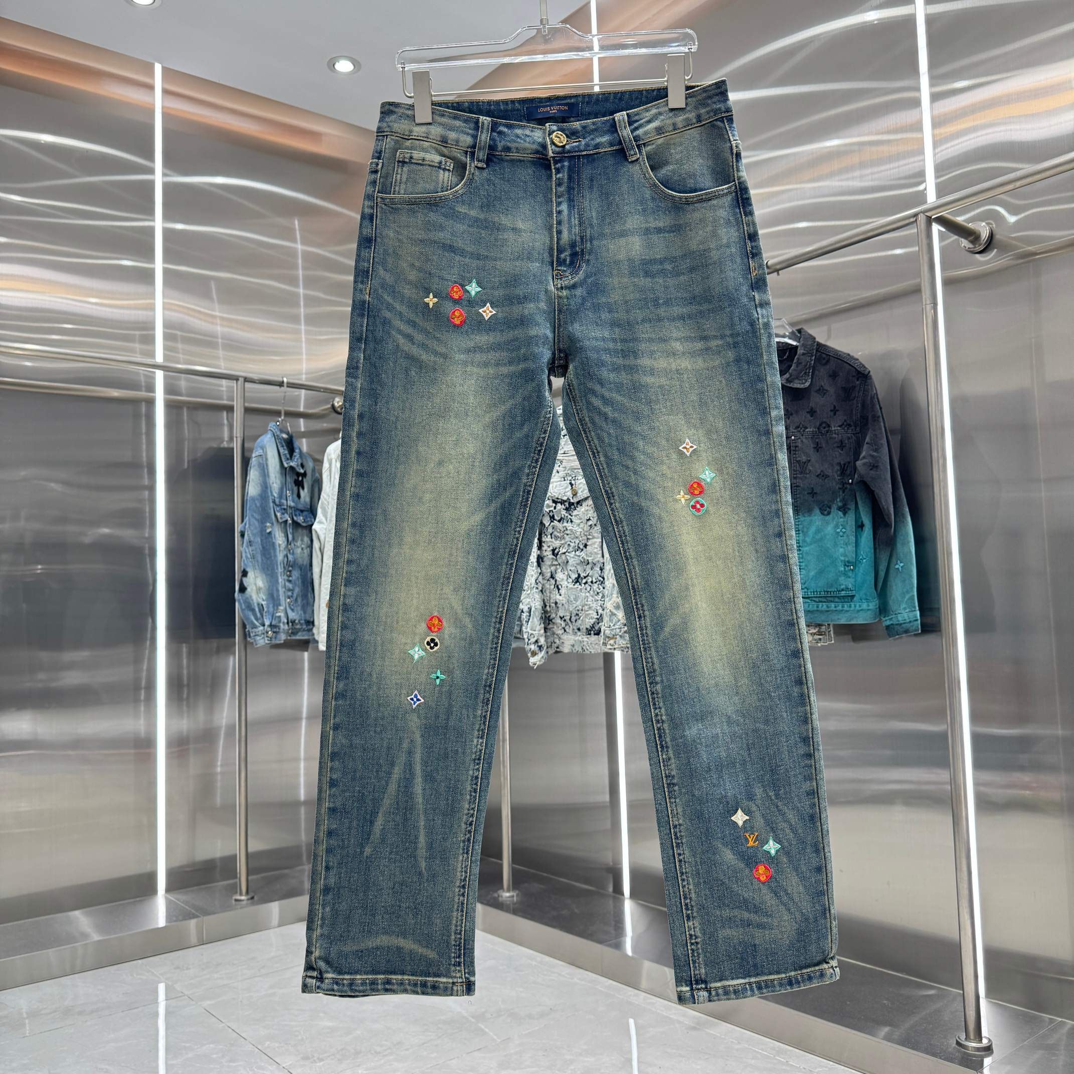 P125 LV Louis Jeans rectos con bordado de monograma LOGO, diferentes acabados de lavado, muy favorecedores para piernas…