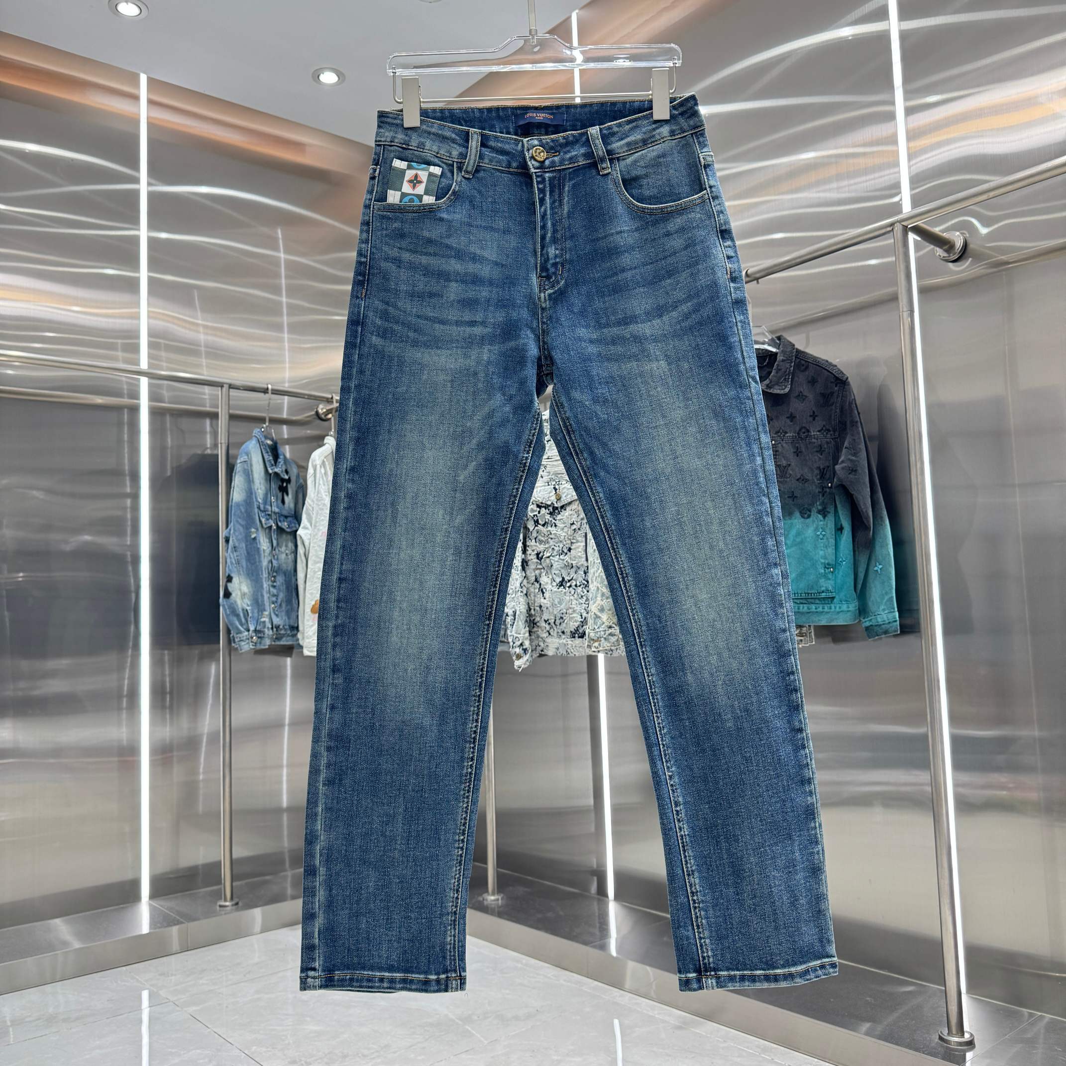 P125 LV Louis Jeans rectos de bolsillo con etiqueta de piel, diferentes acabados de lavado, muy favorecedores para pier…