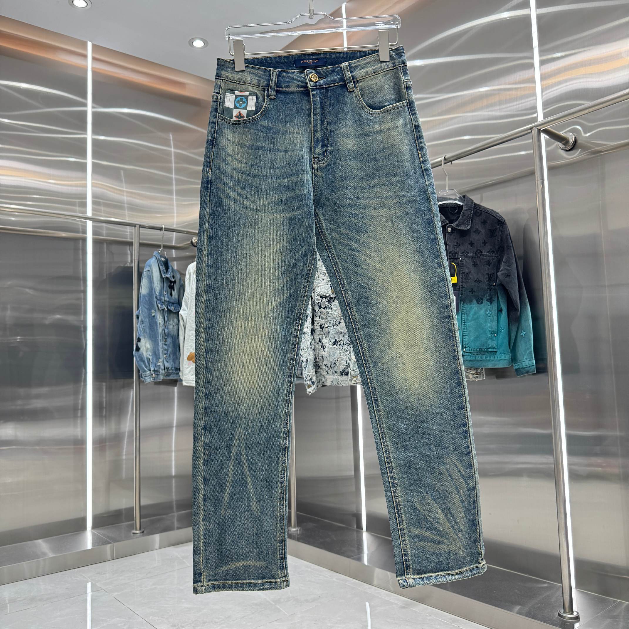 P125 LV Louis Jeans rectos de bolsillo con etiqueta de piel, diferentes acabados de lavado, muy favorecedores para pier…