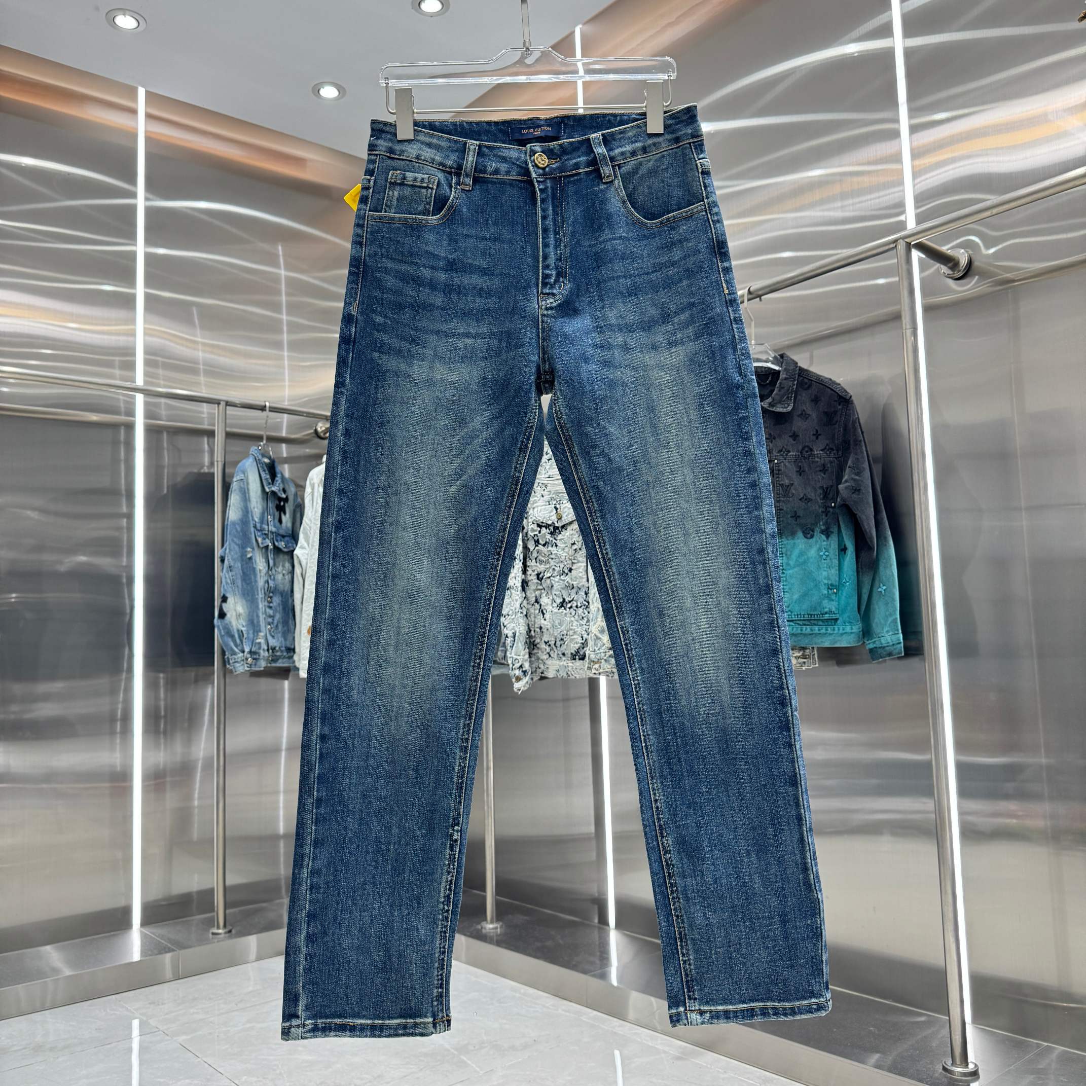 P125 LV Louis Jeans rectos de bolsillo con bordado de monograma, diferentes acabados de lavado, muy favorecedores para …
