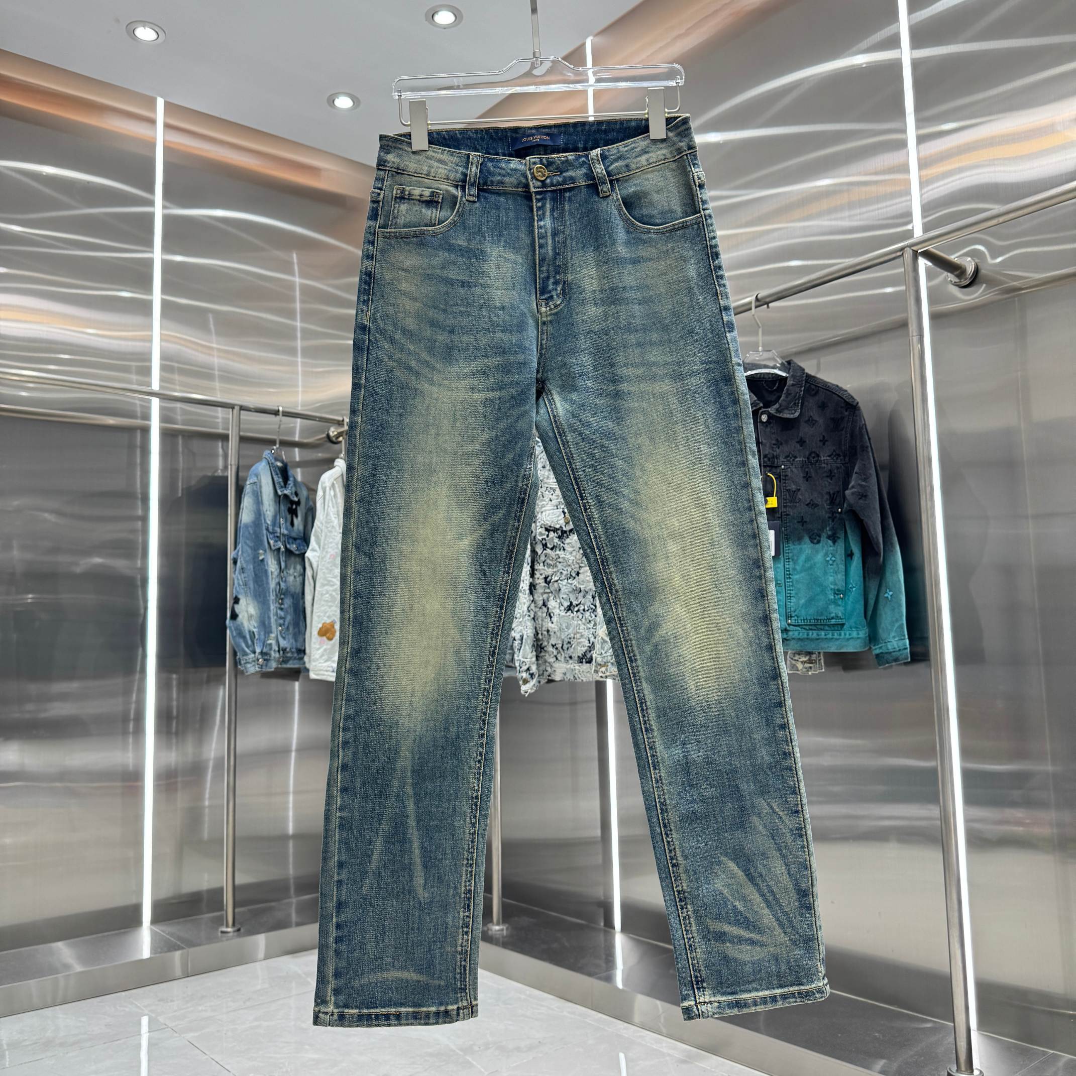 P125 LV Louis Jeans rectos de bolsillo con bordado de monograma, diferentes acabados de lavado, muy favorecedores para …